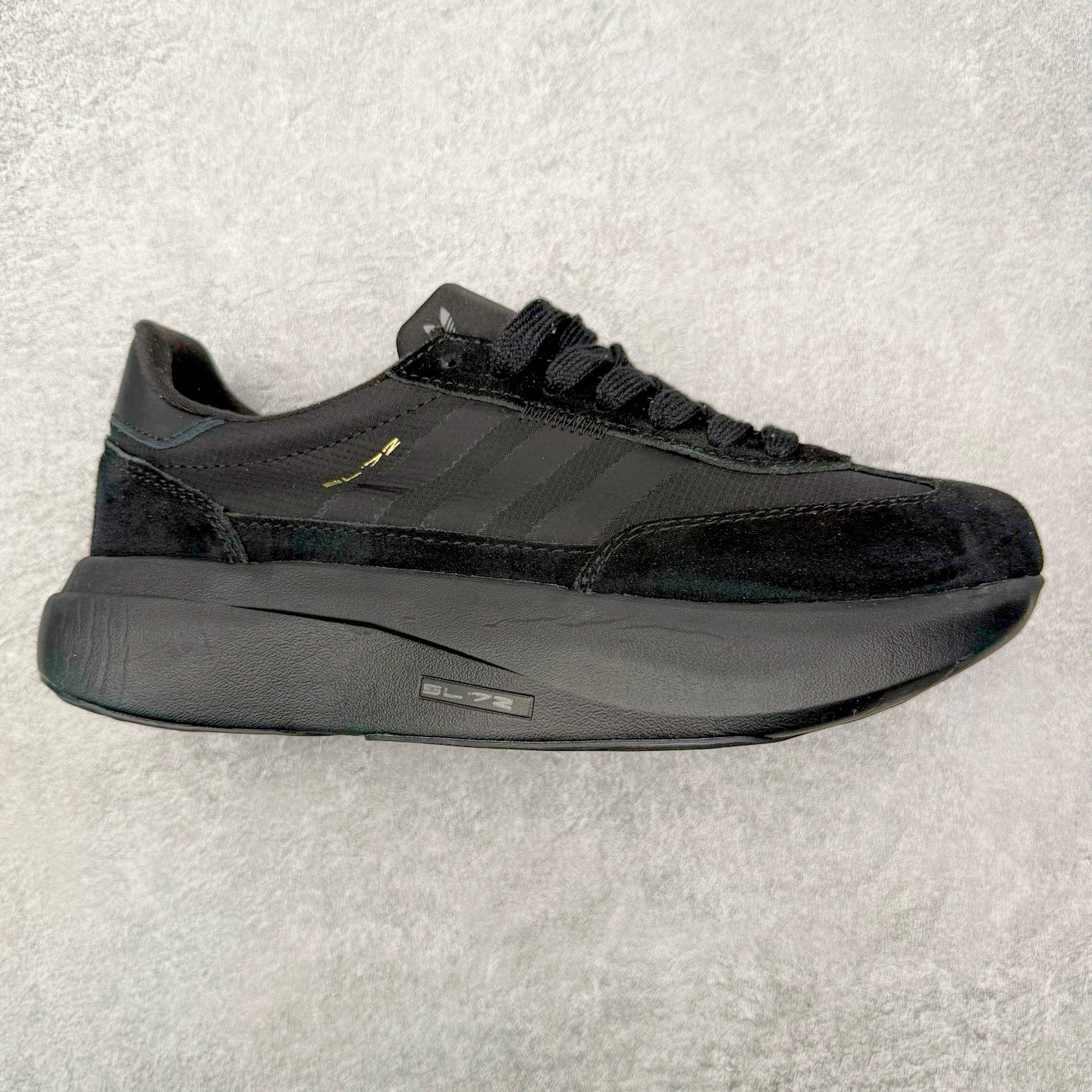 AD Adizero EVO SL 72 马拉松竞速专业跑鞋 CELERMESH针织网面非常轻薄 纤维间的缝隙很大 可以保证跑步时的透气、排汗效果 鞋舌直接与两侧的内衬和鞋底连接在一起 在跑步过程中不会被鞋舌的左右移动所困扰 在标准鞋带孔的基础上再拓宽一组鞋带孔 适合不同脚型的需求 突破性 EnergyRods 技术，有助于跑者实现更好的成绩 中底独特的LIGHTSTRIKE PRO泡棉材质 微弹感觉在跑步过程中给予了良好的支撑体验 对于顶级精英和高水平进阶跑者来说 ADIOS PRO是一双值得信赖的竞速比赛用鞋 尺码：36 36.5 37.5 38 38.5 39 40 40.5 41 42 42.5 43 44 44.5 45-选品中心