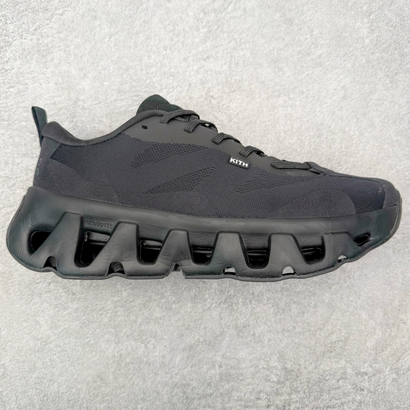 On x KITH K-Tech 1 昂跑舒适贴合透气跑步鞋 黑色 四层组合大底 原数据开版 这款联名跑鞋采用透气网眼面料，轻盈贴合脚型，适合日常慢跑与城市通勤。设计简约百搭，兼具运动性能与潮流感，是追求舒适与风格的理想选择。 On昂跑x KITH K-Tech 1黑色跑步鞋，专为速度和日常训练打造。鞋面采用透气科技编织网布，搭配厚底设计，兼顾轻盈与支撑。搭载CloudTec缓震科技和Helion泡沫中底，提供舒适缓震脚感，外底饰有KITH标志性MONOgram纹路，抓地力与辨识度兼具。系带闭合系统确保贴合包裹，纯黑配色简约百搭，满足跑步性能与日常穿搭需求。 上脚轻盈透气，网布鞋面有效排湿散热，时间跑步脚部不闷汗。厚底设计配合中底科技，落地缓震明显，迈步回弹有力，适合中长距离训练。系带系统调节方便，包裹感适中不挤脚，日常穿着也能保持舒适。外底纹路抓地力稳定，湿滑路面表现尚可，整体兼顾性能与时尚，满足跑者对功能和颜值的双重需求。 尺码：36 37 38 39 40 41 42 43 44 45-选品中心