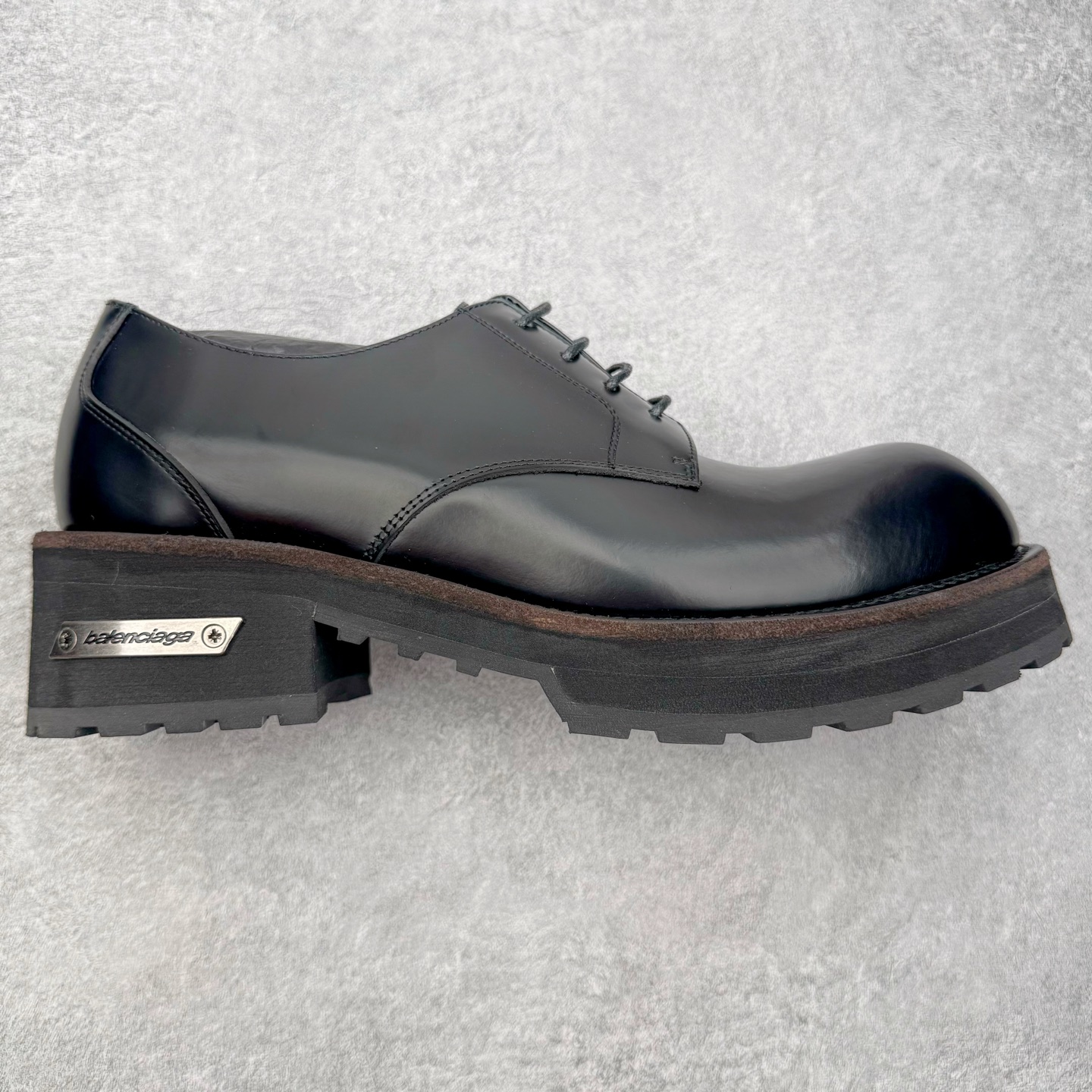 ＃GD广顶 Balenciaga Trooper 巴黎世家时尚系带牛皮厚底德比鞋 象征着时尚的前沿 款式典雅而时尚 突显法式高雅气息 众多国内外一线潮流明星上脚加持 舒适鞋面 具有很好的延展性和透气性 外观设计鞋身运用简洁的黑色进行搭配 上脚颜值高 鞋跟耐磨性强 不易打滑 尺码：39-45（偏大一码）-选品中心