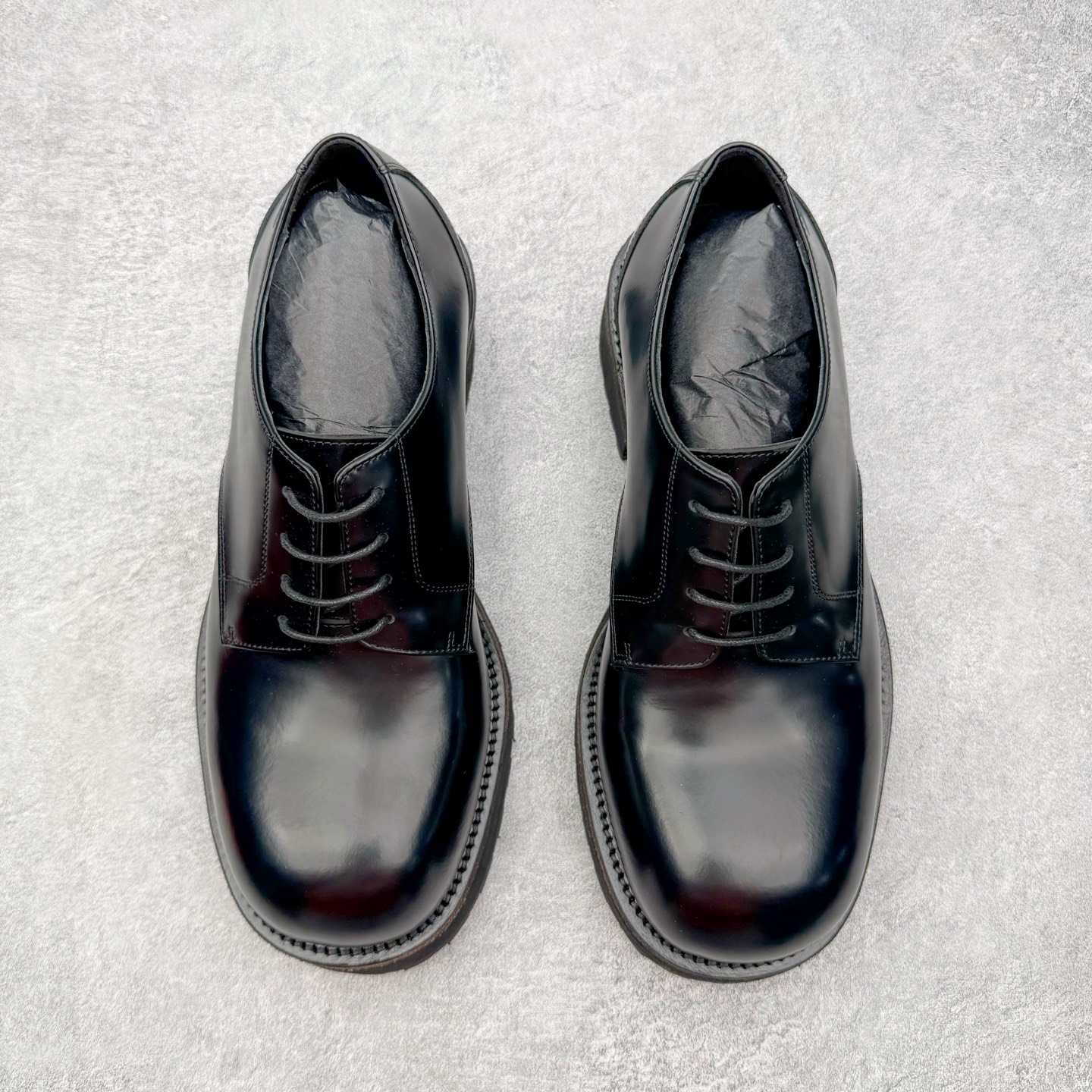 图片[2]-＃GD广顶 Balenciaga Trooper 巴黎世家时尚系带牛皮厚底德比鞋 象征着时尚的前沿 款式典雅而时尚 突显法式高雅气息 众多国内外一线潮流明星上脚加持 舒适鞋面 具有很好的延展性和透气性 外观设计鞋身运用简洁的黑色进行搭配 上脚颜值高 鞋跟耐磨性强 不易打滑 尺码：39-45（偏大一码）-选品中心