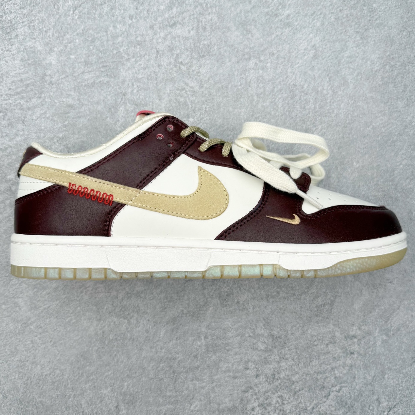 ＃SS史诗 NK Dunk Low 潮流时尚舒适防滑耐磨低帮板鞋 全网最全Dunk系列配色 实力大厂出品 新配色陆续开发 利润个位数只为口碑 超强性价比 全套原纸板楦头开发 确保原汁原味 完美呈现DUNK版型 一比一鞋头弧度高度鞋身弧度 此版本只针对中端市场 皮料材质有所更替 其他数据细节工艺流程均保持一致 绝不口嗨 细节品控鞋型随意对比 独家私模官方第六代原厂航空铝磨具打磨大底 鞋头坡度极致还原 无解鞋型 原盒原配 圈内天花板工艺 原厂玻璃冲刀 超高清洁度 全鞋零毛边皮料切割 原厂中底布点胶 中底布拉帮走线遵循公司 尺码：36 36.5 37.5 38 38.5 39 40 40.5 41 42 42.5 43 44 44.5 45 46-选品中心