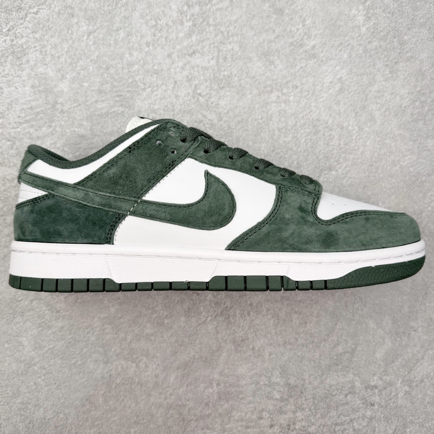 ＃SS史诗 NK Dunk Low 潮流时尚舒适防滑耐磨低帮板鞋 全网最全Dunk系列配色 实力大厂出品 新配色陆续开发 利润个位数只为口碑 超强性价比 全套原纸板楦头开发 确保原汁原味 完美呈现DUNK版型 一比一鞋头弧度高度鞋身弧度 此版本只针对中端市场 皮料材质有所更替 其他数据细节工艺流程均保持一致 绝不口嗨 细节品控鞋型随意对比 独家私模官方第六代原厂航空铝磨具打磨大底 鞋头坡度极致还原 无解鞋型 原盒原配 圈内天花板工艺 原厂玻璃冲刀 超高清洁度 全鞋零毛边皮料切割 原厂中底布点胶 中底布拉帮走线遵循公司 尺码：36 36.5 37.5 38 38.5 39 40 40.5 41 42 42.5 43 44 44.5 45 46-选品中心