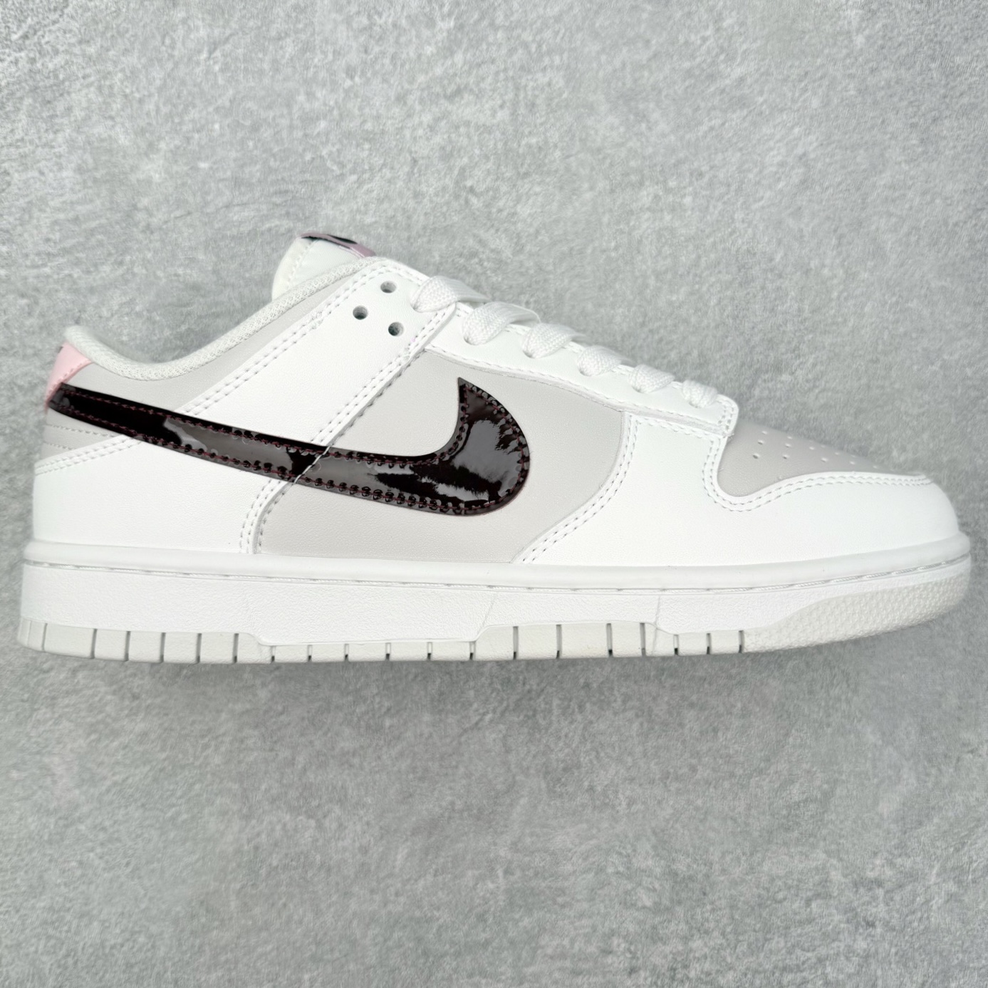 ＃SS史诗 NK Dunk Low 潮流时尚舒适防滑耐磨低帮板鞋 全网最全Dunk系列配色 实力大厂出品 新配色陆续开发 利润个位数只为口碑 超强性价比 全套原纸板楦头开发 确保原汁原味 完美呈现DUNK版型 一比一鞋头弧度高度鞋身弧度 此版本只针对中端市场 皮料材质有所更替 其他数据细节工艺流程均保持一致 绝不口嗨 细节品控鞋型随意对比 独家私模官方第六代原厂航空铝磨具打磨大底 鞋头坡度极致还原 无解鞋型 原盒原配 圈内天花板工艺 原厂玻璃冲刀 超高清洁度 全鞋零毛边皮料切割 原厂中底布点胶 中底布拉帮走线遵循公司 尺码：36 36.5 37.5 38 38.5 39 40 40.5 41 42 42.5 43 44 44.5 45 46-选品中心