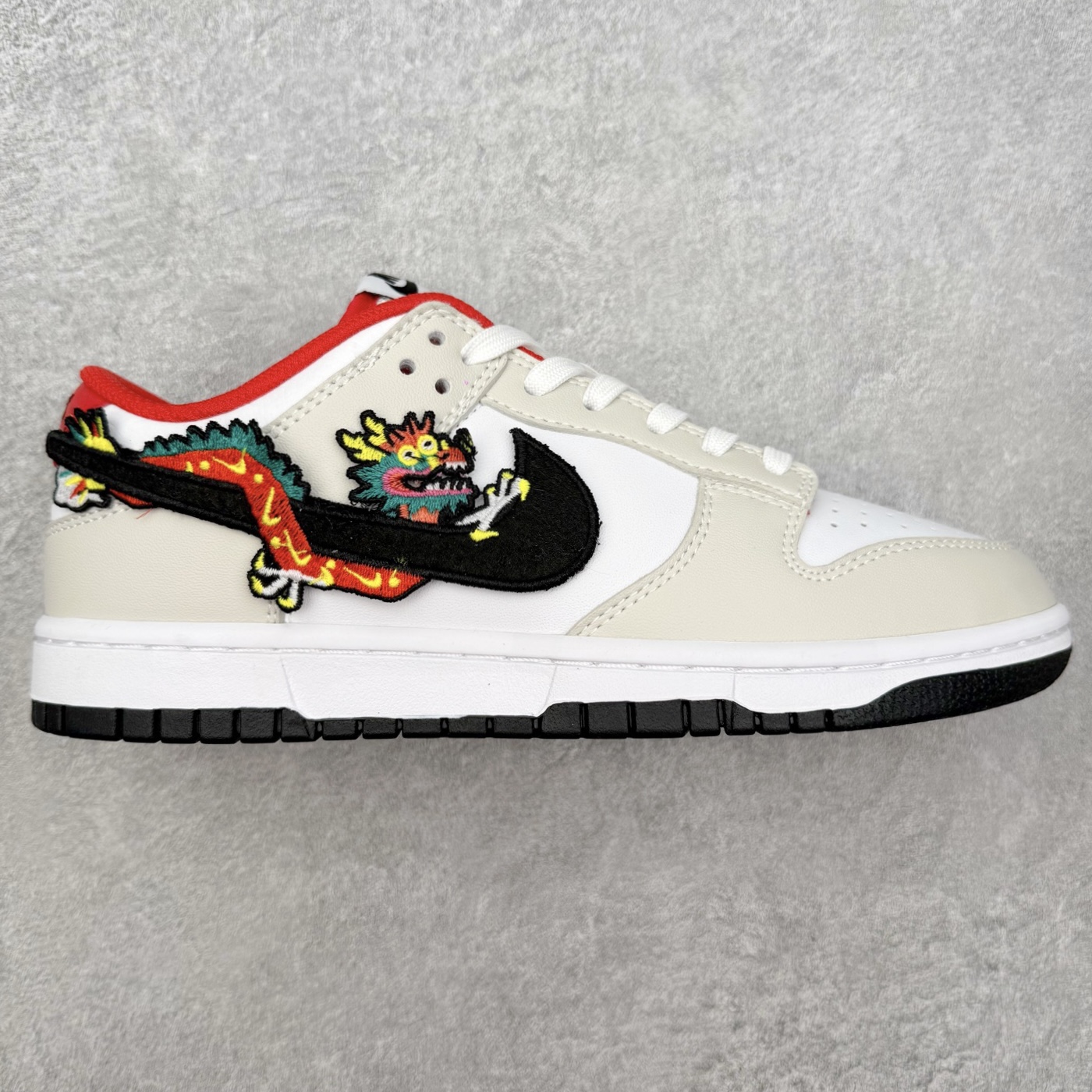 ＃SS史诗 NK Dunk Low 潮流时尚舒适防滑耐磨低帮板鞋 全网最全Dunk系列配色 实力大厂出品 新配色陆续开发 利润个位数只为口碑 超强性价比 全套原纸板楦头开发 确保原汁原味 完美呈现DUNK版型 一比一鞋头弧度高度鞋身弧度 此版本只针对中端市场 皮料材质有所更替 其他数据细节工艺流程均保持一致 绝不口嗨 细节品控鞋型随意对比 独家私模官方第六代原厂航空铝磨具打磨大底 鞋头坡度极致还原 无解鞋型 原盒原配 圈内天花板工艺 原厂玻璃冲刀 超高清洁度 全鞋零毛边皮料切割 原厂中底布点胶 中底布拉帮走线遵循公司 尺码：36 36.5 37.5 38 38.5 39 40 40.5 41 42 42.5 43 44 44.5 45 46-选品中心