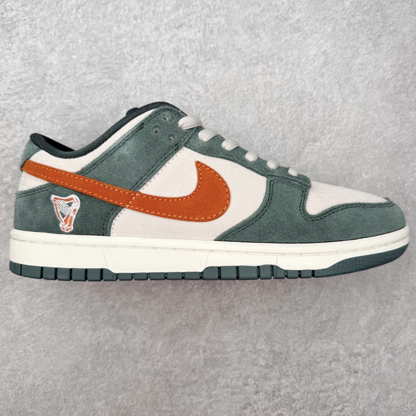 ＃SS史诗 NK SB Dunk Low 潮流时尚舒适防滑耐磨低帮板鞋 全网最全Dunk系列配色 实力大厂出品 新配色陆续开发 利润个位数只为口碑 超强性价比 全套原纸板楦头开发 确保原汁原味 完美呈现DUNK版型 一比一鞋头弧度高度鞋身弧度 此版本只针对中端市场 皮料材质有所更替 其他数据细节工艺流程均保持一致 绝不口嗨 细节品控鞋型随意对比 独家私模官方第六代原厂航空铝磨具打磨大底 鞋头坡度极致还原 无解鞋型 原盒原配 圈内天花板工艺 原厂玻璃冲刀 超高清洁度 全鞋零毛边皮料切割 原厂中底布点胶 中底布拉帮走线遵循公司 尺码：36 36.5 37.5 38 38.5 39 40 40.5 41 42 42.5 43 44 44.5 45 46-选品中心