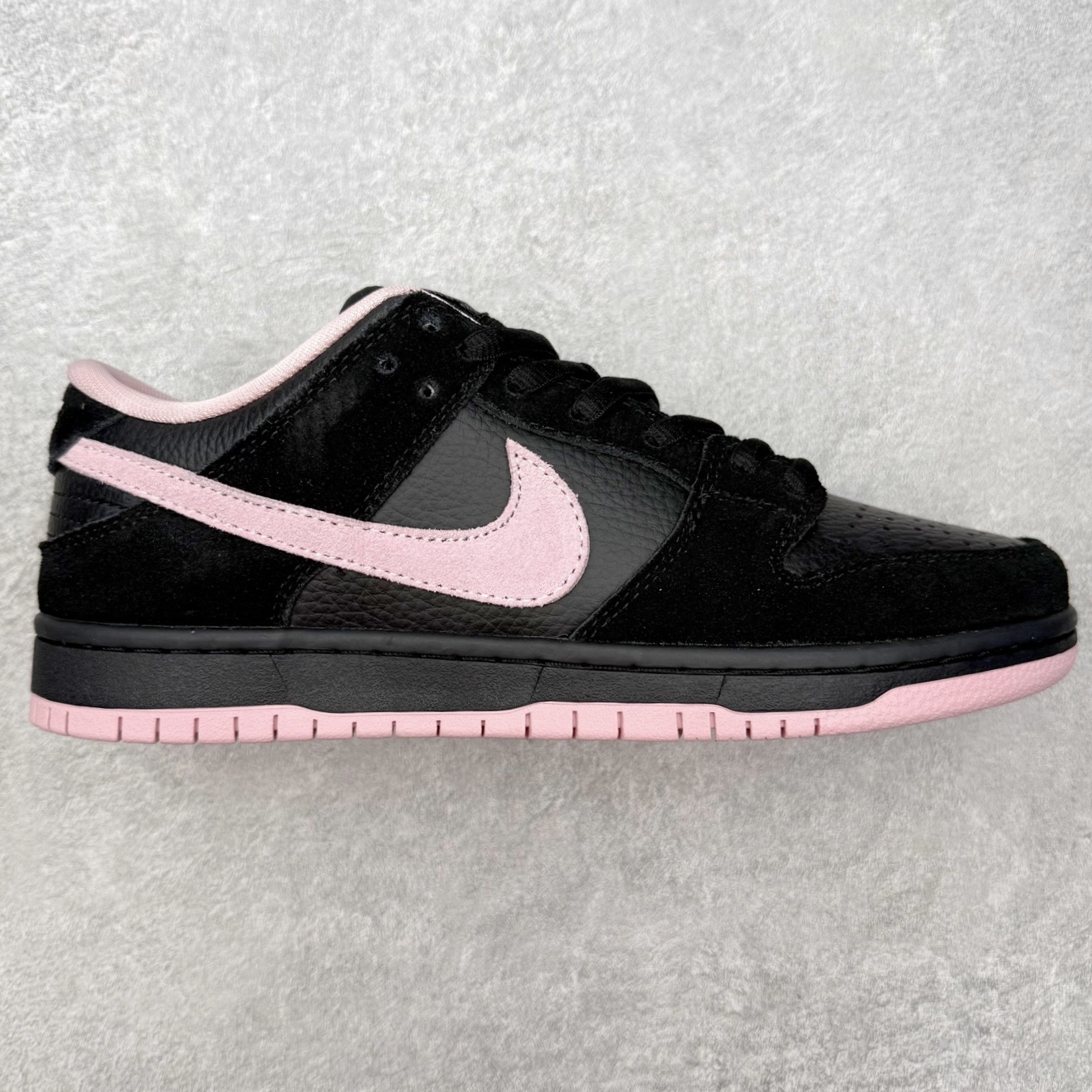 ＃SS史诗 NK SB Dunk Low 潮流时尚舒适防滑耐磨低帮板鞋 全网最全Dunk系列配色 实力大厂出品 新配色陆续开发 利润个位数只为口碑 超强性价比 全套原纸板楦头开发 确保原汁原味 完美呈现DUNK版型 一比一鞋头弧度高度鞋身弧度 此版本只针对中端市场 皮料材质有所更替 其他数据细节工艺流程均保持一致 绝不口嗨 细节品控鞋型随意对比 独家私模官方第六代原厂航空铝磨具打磨大底 鞋头坡度极致还原 无解鞋型 原盒原配 圈内天花板工艺 原厂玻璃冲刀 超高清洁度 全鞋零毛边皮料切割 原厂中底布点胶 中底布拉帮走线遵循公司 尺码：36 36.5 37.5 38 38.5 39 40 40.5 41 42 42.5 43 44 44.5 45 46-选品中心