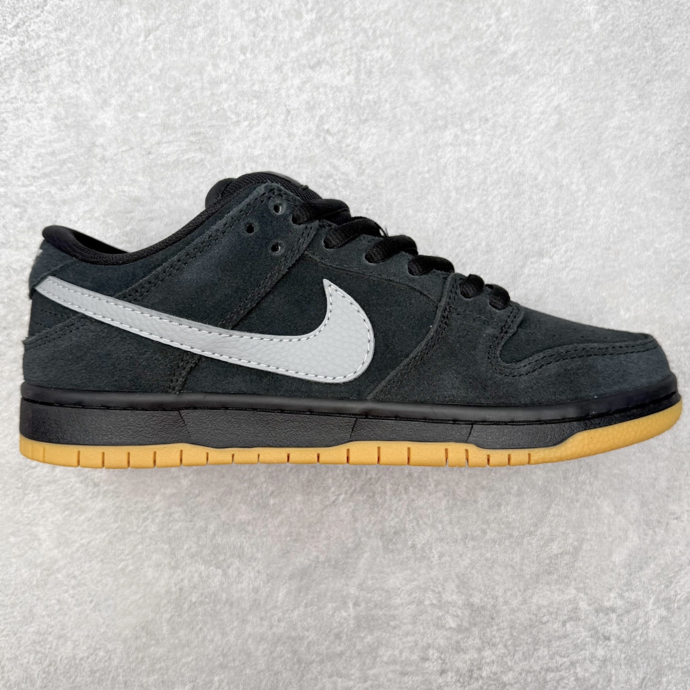 ＃SS史诗 NK SB Dunk Low 潮流时尚舒适防滑耐磨低帮板鞋 全网最全Dunk系列配色 实力大厂出品 新配色陆续开发 利润个位数只为口碑 超强性价比 全套原纸板楦头开发 确保原汁原味 完美呈现DUNK版型 一比一鞋头弧度高度鞋身弧度 此版本只针对中端市场 皮料材质有所更替 其他数据细节工艺流程均保持一致 绝不口嗨 细节品控鞋型随意对比 独家私模官方第六代原厂航空铝磨具打磨大底 鞋头坡度极致还原 无解鞋型 原盒原配 圈内天花板工艺 原厂玻璃冲刀 超高清洁度 全鞋零毛边皮料切割 原厂中底布点胶 中底布拉帮走线遵循公司 尺码：36 36.5 37.5 38 38.5 39 40 40.5 41 42 42.5 43 44 44.5 45 46-选品中心