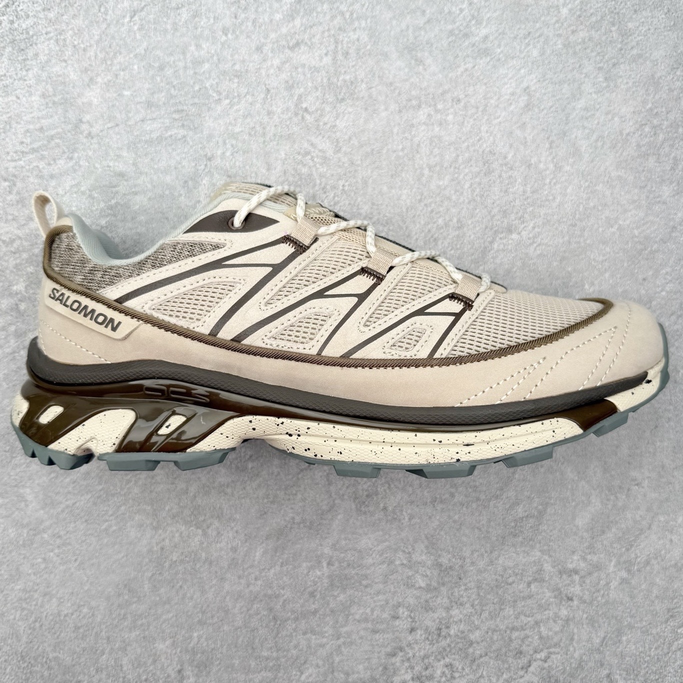 ＃PK4.0 Salomon XT-6 萨洛蒙复古潮流户外机能登山跑鞋 纯原外贸平台特供订单 耗时半年巨作 全套原纸板楦头开发 原厂特供网布配套加持 确保原汁原味 完美呈现版型 原档数据独家私模五层组合大底 原装Ortholite轻量化鞋垫 中底布带钢印编号 原厂TPU锁扣 进口港宝加持 后跟自然饱满 还原公司包裹性 鞋面以“锯齿”状的包裹系统呈现 在基色底之下加入了各种色点缀 将公司的最新技术和时尚前卫的造型融入耐用的长跑款式中 鞋面由 TPU 薄膜制成 并焊接在高耐磨网眼上 使其既时尚又坚固 由 ACS底盘支撑 可增强稳定性和支撑力 以及由橡胶凸耳 Contragrip外底覆盖的 EVA 缓冲中底 旨在应对崎岖的地形 鞋舌上的彩色Salomon 标签、Quicklace 系统以及鞋头、鞋舌和鞋跟上的附加品牌使细节更加完美 让穿着者可以轻松驾驭户外与通勤下的任何运动生活场景 无缝鞋身户外随意纵横 颜值与脚感兼备 出街通勤 绝对非常吸睛 你值得拥有 尺码：36 36.5 37.5 38 38.5 39 40 40.5 41 42 42.5 43 44 44.5 45 注意：偏小1码-选品中心