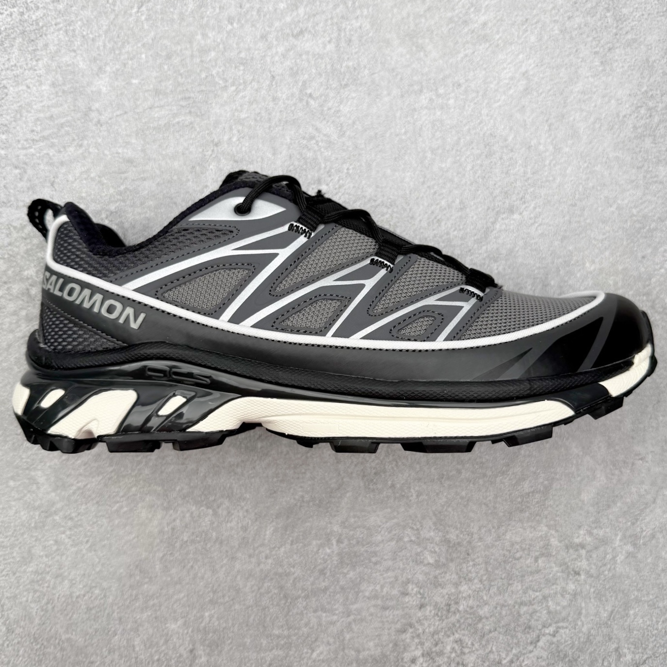 ＃PK4.0 Salomon XT-6 萨洛蒙复古潮流户外机能登山跑鞋 纯原外贸平台特供订单 耗时半年巨作 全套原纸板楦头开发 原厂特供网布配套加持 确保原汁原味 完美呈现版型 原档数据独家私模五层组合大底 原装Ortholite轻量化鞋垫 中底布带钢印编号 原厂TPU锁扣 进口港宝加持 后跟自然饱满 还原公司包裹性 鞋面以“锯齿”状的包裹系统呈现 在基色底之下加入了各种色点缀 将公司的最新技术和时尚前卫的造型融入耐用的长跑款式中 鞋面由 TPU 薄膜制成 并焊接在高耐磨网眼上 使其既时尚又坚固 由 ACS底盘支撑 可增强稳定性和支撑力 以及由橡胶凸耳 Contragrip外底覆盖的 EVA 缓冲中底 旨在应对崎岖的地形 鞋舌上的彩色Salomon 标签、Quicklace 系统以及鞋头、鞋舌和鞋跟上的附加品牌使细节更加完美 让穿着者可以轻松驾驭户外与通勤下的任何运动生活场景 无缝鞋身户外随意纵横 颜值与脚感兼备 出街通勤 绝对非常吸睛 你值得拥有 尺码：36 36.5 37.5 38 38.5 39 40 40.5 41 42 42.5 43 44 44.5 45 注意：偏小1码-选品中心