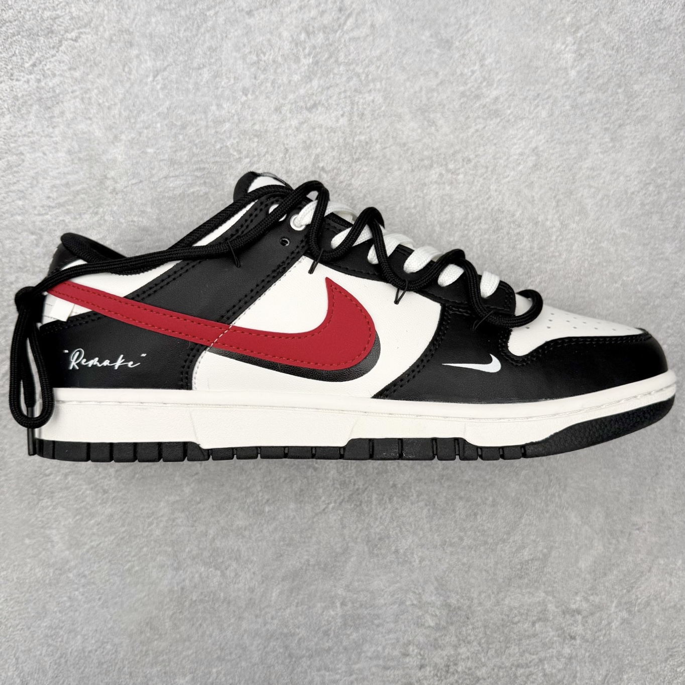 ＃YC纯原 NK Dunk Low 绯红之月 BR0620-121 当夜幕垂下，属于你的绯月自足尖升起。以经典黑白鞋身勾勒沉稳底色，恰似城市夜空的深邃幕布。而那道划过侧翼的绯红Swoosh，正是破夜而出的醒目月光，侧边“Remake”标记，宣告这是一次不被定义的再造。定制系列天花板 无原鞋不开发 全系列得物原鞋一比一校对开发 配色持续更新中 终端对接 优势输出 全套原厂楦头原纸板数据档案倾力打造 原汁原味莞产 极致还原 圈内最强针车工艺 高端零售指定版 广东原厂配套原盒原标 鞋盒分三个尺码段 原厂冲刀 超高清洁度 全鞋零毛边皮料切割 采用原厂百宏鞋带以及原厂百宏织唛舌标 内标可供原厂几率过验 进口原装条纹中底布 四线拉帮白色点胶 原厂拉帮手法遵循公司 原厂电绣 极致还原 尺码：36 36.5 37.5 38 38.5 39 40 40.5 41 42 42.5 43 44 44.5 45 46-选品中心