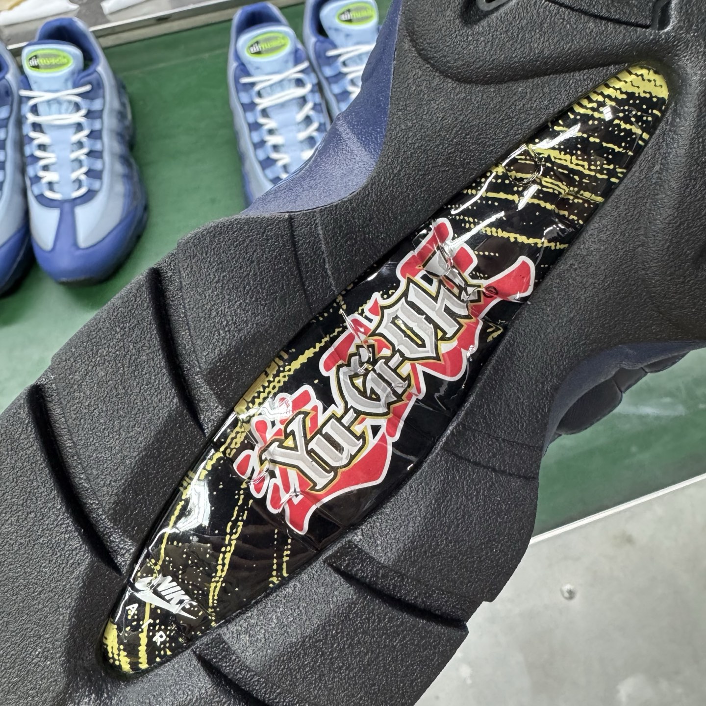 图片[18]-＃KZ神版 Yu-Gi-Oh! x NK Air Muscle 95时尚舒适减震耐磨低帮休闲跑步鞋 游戏王联名蓝色 II7404-400 亲自操刀耗时半年开发 重金购买全套印尼原厂纸板楦头开发 2025官方主推系列 致敬诞生30周年的传奇鞋型 Air Max 95 系列再度重磅复刻归来 以全新配色续写光辉历史 更以现代手法重塑经典 将复古风格与前沿科技完美融合 一比一鞋头弧度高度鞋身弧度 东莞原厂模具大底 一码一模 原厂高韧性Tpu 独家供应45.5 48.5 原厂特供同批次皮料与Zp零色差 原厂特供内外标均可过绿X扫描认证 独家原装Big Bubble气垫 气垫体积更大 提供更强的缓震性能和回弹性 进口玻璃冲刀皮料裁剪零毛边 电脑针车工艺 鞋面不留荧光细节 平台可冲 超高鞋面清洁度 最高QC检验标准 控制溢胶瑕疵 每一双都是工艺品 实拍调校N版已经零色差零失真 百分百还原实物色彩所见即所得 不存在货不对板色差等低级问题 选购参考实物拍摄 不混卖不参货 只用心做好货严格选品 承诺混一赔十 尺码：40 40.5 41 42 42.5 43 44 44.5 45 45.5 46 47.5 48.5-选品中心