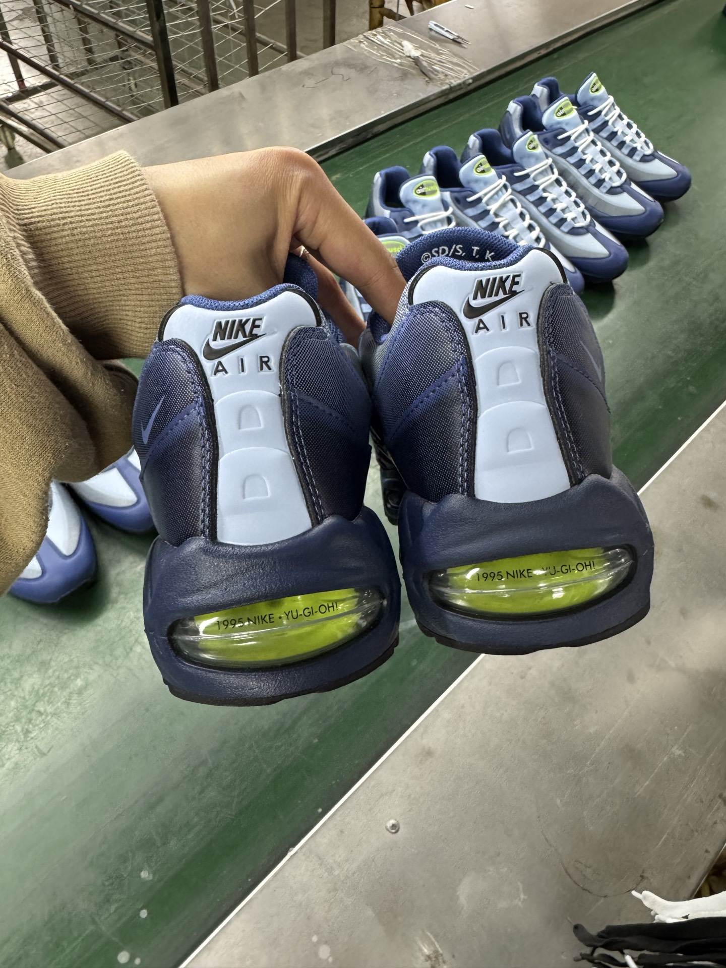 图片[5]-＃KZ神版 Yu-Gi-Oh! x NK Air Muscle 95时尚舒适减震耐磨低帮休闲跑步鞋 游戏王联名蓝色 II7404-400 亲自操刀耗时半年开发 重金购买全套印尼原厂纸板楦头开发 2025官方主推系列 致敬诞生30周年的传奇鞋型 Air Max 95 系列再度重磅复刻归来 以全新配色续写光辉历史 更以现代手法重塑经典 将复古风格与前沿科技完美融合 一比一鞋头弧度高度鞋身弧度 东莞原厂模具大底 一码一模 原厂高韧性Tpu 独家供应45.5 48.5 原厂特供同批次皮料与Zp零色差 原厂特供内外标均可过绿X扫描认证 独家原装Big Bubble气垫 气垫体积更大 提供更强的缓震性能和回弹性 进口玻璃冲刀皮料裁剪零毛边 电脑针车工艺 鞋面不留荧光细节 平台可冲 超高鞋面清洁度 最高QC检验标准 控制溢胶瑕疵 每一双都是工艺品 实拍调校N版已经零色差零失真 百分百还原实物色彩所见即所得 不存在货不对板色差等低级问题 选购参考实物拍摄 不混卖不参货 只用心做好货严格选品 承诺混一赔十 尺码：40 40.5 41 42 42.5 43 44 44.5 45 45.5 46 47.5 48.5-选品中心