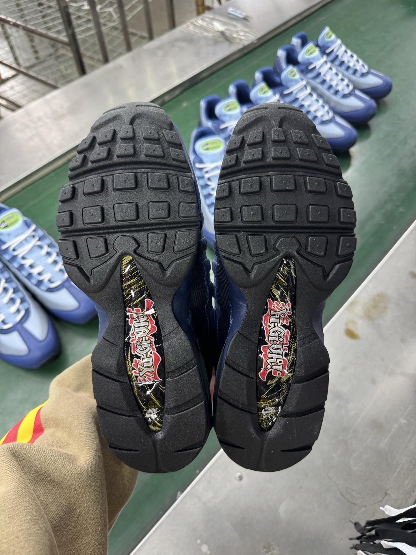 图片[6]-＃KZ神版 Yu-Gi-Oh! x NK Air Muscle 95时尚舒适减震耐磨低帮休闲跑步鞋 游戏王联名蓝色 II7404-400 亲自操刀耗时半年开发 重金购买全套印尼原厂纸板楦头开发 2025官方主推系列 致敬诞生30周年的传奇鞋型 Air Max 95 系列再度重磅复刻归来 以全新配色续写光辉历史 更以现代手法重塑经典 将复古风格与前沿科技完美融合 一比一鞋头弧度高度鞋身弧度 东莞原厂模具大底 一码一模 原厂高韧性Tpu 独家供应45.5 48.5 原厂特供同批次皮料与Zp零色差 原厂特供内外标均可过绿X扫描认证 独家原装Big Bubble气垫 气垫体积更大 提供更强的缓震性能和回弹性 进口玻璃冲刀皮料裁剪零毛边 电脑针车工艺 鞋面不留荧光细节 平台可冲 超高鞋面清洁度 最高QC检验标准 控制溢胶瑕疵 每一双都是工艺品 实拍调校N版已经零色差零失真 百分百还原实物色彩所见即所得 不存在货不对板色差等低级问题 选购参考实物拍摄 不混卖不参货 只用心做好货严格选品 承诺混一赔十 尺码：40 40.5 41 42 42.5 43 44 44.5 45 45.5 46 47.5 48.5-选品中心