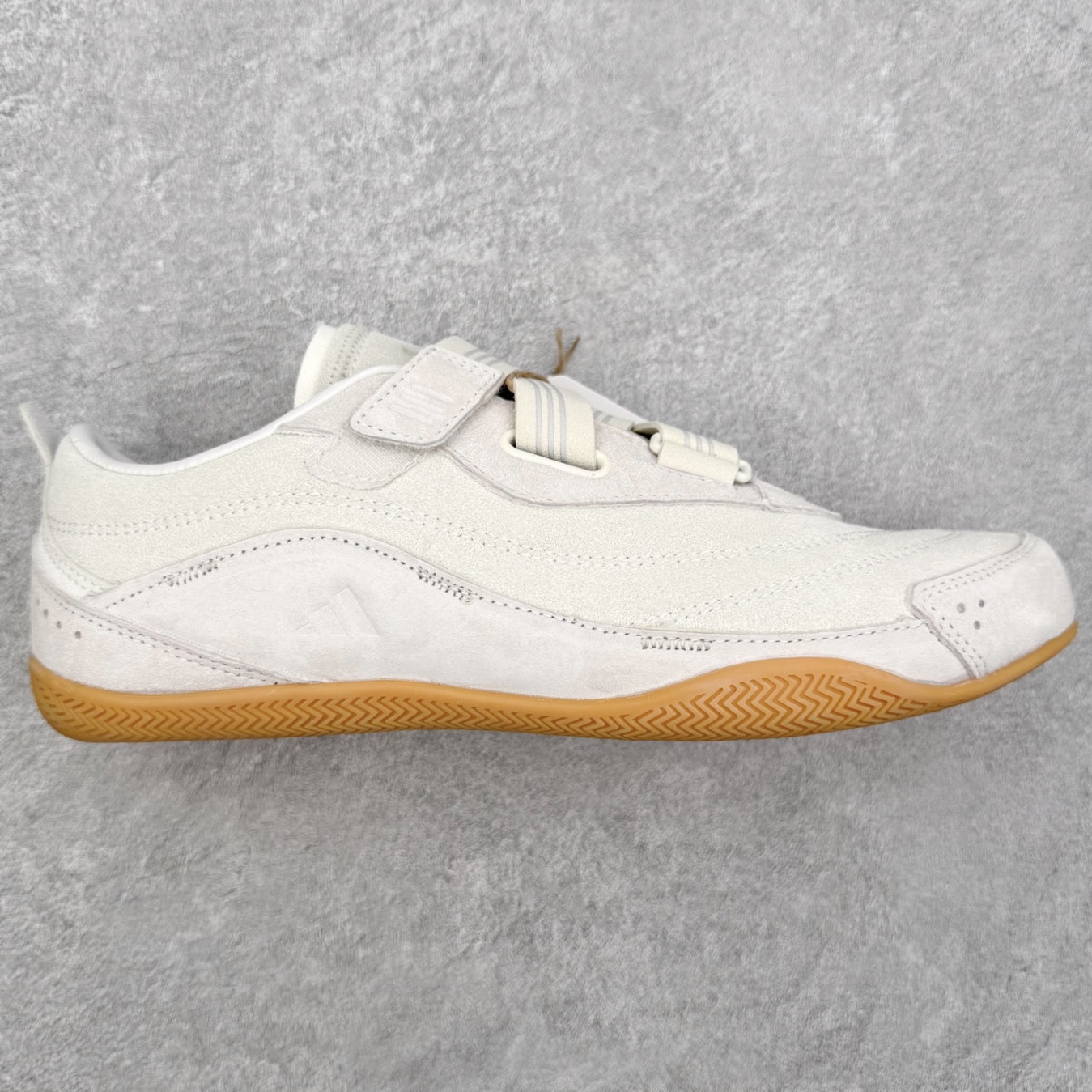 AD FOS URBAN REVERIE 舒适百搭 耐磨低帮 生活休闲鞋舞蹈鞋 实拍调校N版已经零色差零失真 百分百还原实物色彩所见即所得 不存在货不对板色差等低级问题 选购参考实物拍摄 不混卖不参货 只用心做好货严格选品 承诺混一赔十 尺码：36 36.5 37.5 38 38.5 39 40 40.5 41 42 42.5 43 44 44.5 45-选品中心