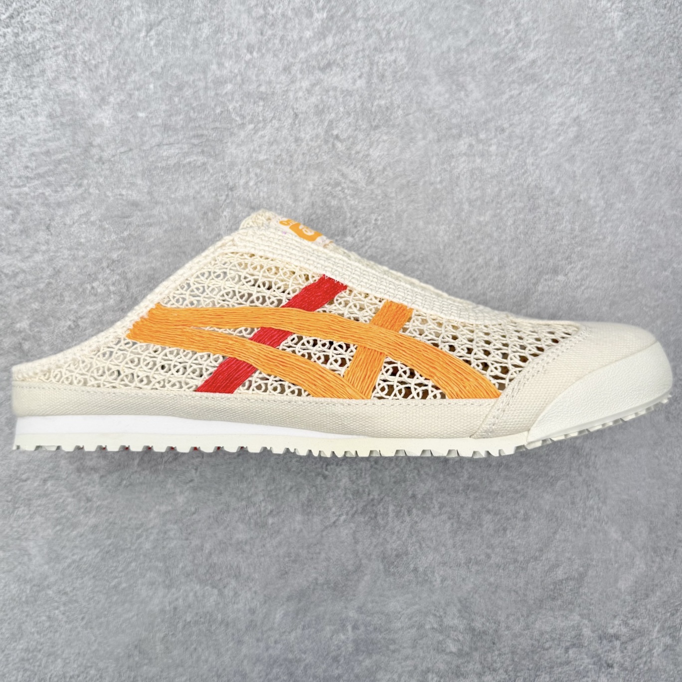 ＃C版 Asics Onitsuka Tiger 鬼冢虎 MEXICO 66 Sabot 半拖舒适日常透气轻便低帮生活休闲鞋 鬼塚虎从运动中汲取灵感，并致力于打造融合舒适感受与创新设计的时尚品牌。品牌的设计风格既体现了对传统的致敬，同时也表达了对精致风格和现代创意的推崇。我们提供独具个性的全系列产品，打造从头到脚的整体穿搭。每件产品皆以精湛工艺匠心打造，细节考究，品质出众。尺码：36 37 37.5 38 39 39.5 40.5 41.5 42 42.5 43.5 44 45-选品中心