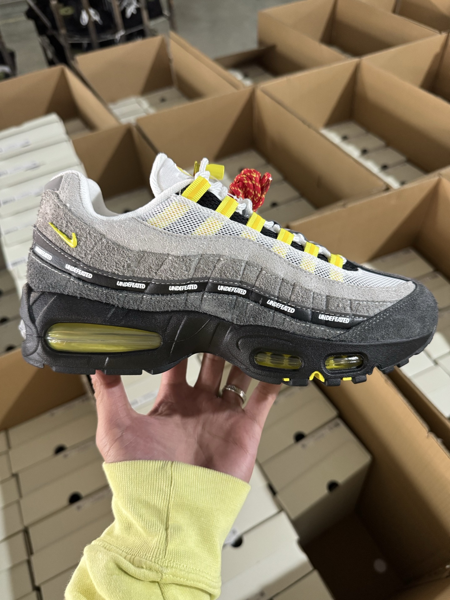 ＃KZ神版 UNDEFEATED x NK Air Max 95 SP 上海限定 联名灰黄 IB4523-002 亲自操刀耗时半年开发 重金购买全套印尼原厂纸板楦头开发 2025官方主推系列 致敬诞生30周年的传奇鞋型 Air Max 95 系列再度重磅复刻归来 以全新配色续写光辉历史 更以现代手法重塑经典 将复古风格与前沿科技完美融合 一比一鞋头弧度高度鞋身弧度 东莞原厂模具大底 一码一模 原厂高韧性Tpu 独家供应45.5 48.5 原厂特供同批次皮料与Zp零色差 原厂特供内外标均可过绿X扫描认证 独家原装Big Bubble气垫 气垫体积更大 提供更强的缓震性能和回弹性 进口玻璃冲刀皮料裁剪零毛边 电脑针车工艺 鞋面不留荧光细节 平台可冲 超高鞋面清洁度 最高QC检验标准 控制溢胶瑕疵 每一双都是工艺品 实拍调校N版已经零色差零失真 百分百还原实物色彩所见即所得 不存在货不对板色差等低级问题 选购参考实物拍摄 不混卖不参货 只用心做好货严格选品 承诺混一赔十 尺码：40 40.5 41 42 42.5 43 44 44.5 45 45.5 46 47.5 48.5-选品中心