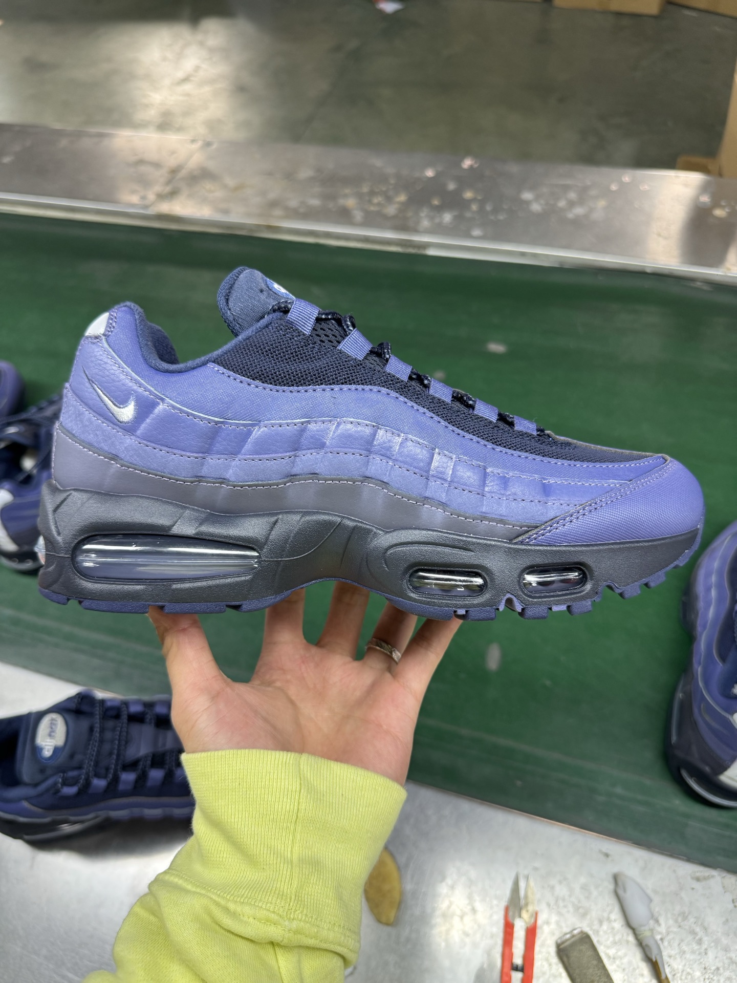 ＃KZ神版 NK Air Max 95 OG 舒适百搭耐磨低帮气垫休闲跑步鞋 紫黑 IB1667-500 亲自操刀耗时半年开发 重金购买全套印尼原厂纸板楦头开发 2025官方主推系列 致敬诞生30周年的传奇鞋型 Air Max 95 系列再度重磅复刻归来 以全新配色续写光辉历史 更以现代手法重塑经典 将复古风格与前沿科技完美融合 一比一鞋头弧度高度鞋身弧度 东莞原厂模具大底 一码一模 原厂高韧性Tpu 独家供应45.5 48.5 原厂特供同批次皮料与Zp零色差 原厂特供内外标均可过绿X扫描认证 独家原装Big Bubble气垫 气垫体积更大 提供更强的缓震性能和回弹性 进口玻璃冲刀皮料裁剪零毛边 电脑针车工艺 鞋面不留荧光细节 平台可冲 超高鞋面清洁度 最高QC检验标准 控制溢胶瑕疵 每一双都是工艺品 实拍调校N版已经零色差零失真 百分百还原实物色彩所见即所得 不存在货不对板色差等低级问题 选购参考实物拍摄 不混卖不参货 只用心做好货严格选品 承诺混一赔十 尺码：40 40.5 41 42 42.5 43 44 44.5 45 45.5 46 47.5 48.5-选品中心