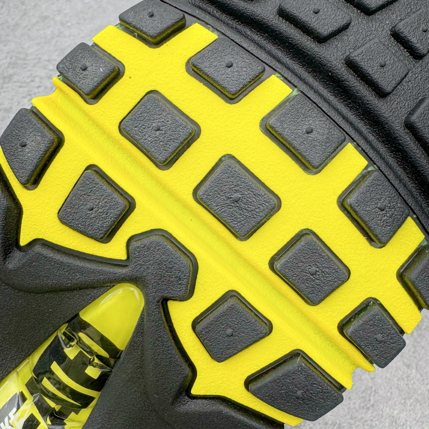 ＃KZ神版 UNDEFEATED x NK Air Max 95 SP 上海限定 联名灰黄 IB4523