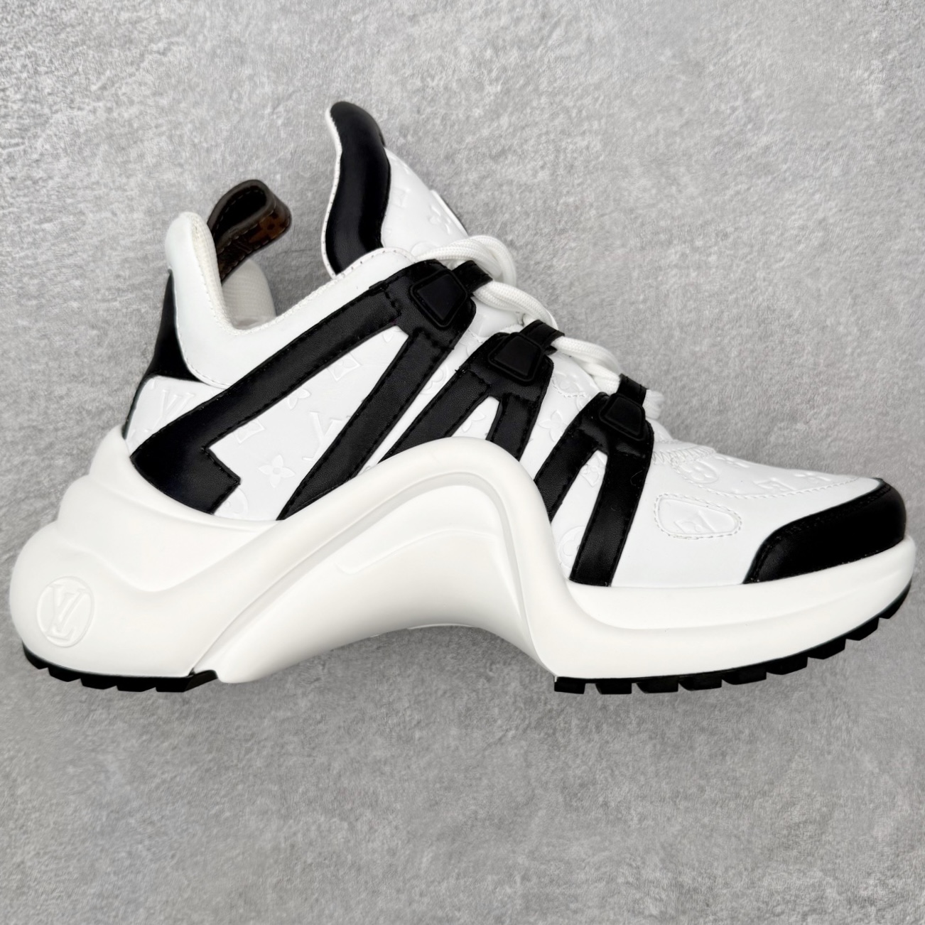 ＃纯原 Louis Vuitton Archlight Sneakers lv真皮拼色减震运动弓型舞蹈复古走秀老爹运动鞋 升级2023原装配件5D效果礼盒及全套原装配件包装物#支持感应NFC官网跳转#雪梨形超软沙绒纸团+细节制造精品#采用头层小牛皮革饰片#独立开发TPU回弹中底#组合TPR耐磨外底#超软皮内里脚垫❗ 尺码：35-39-选品中心