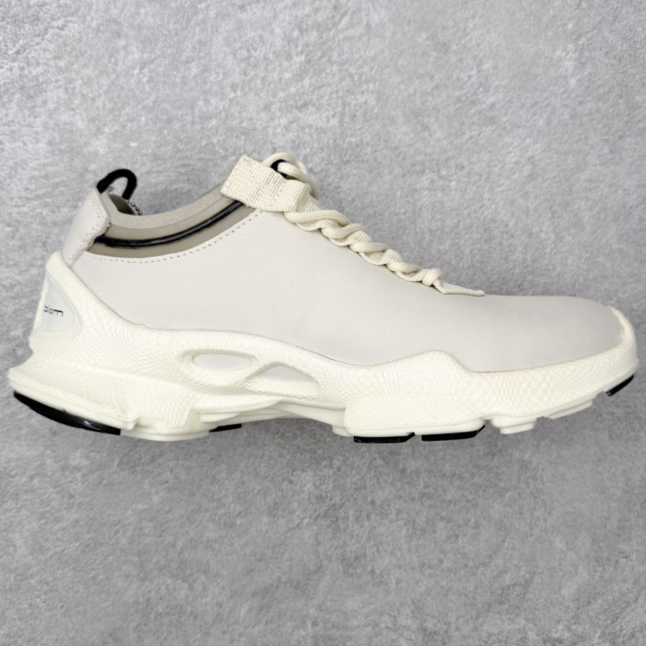 ECCo爱步 Biom C Trail 时尚简约牛皮减震耐磨低帮休闲跑步鞋 ECCO以三大核心特征为依托