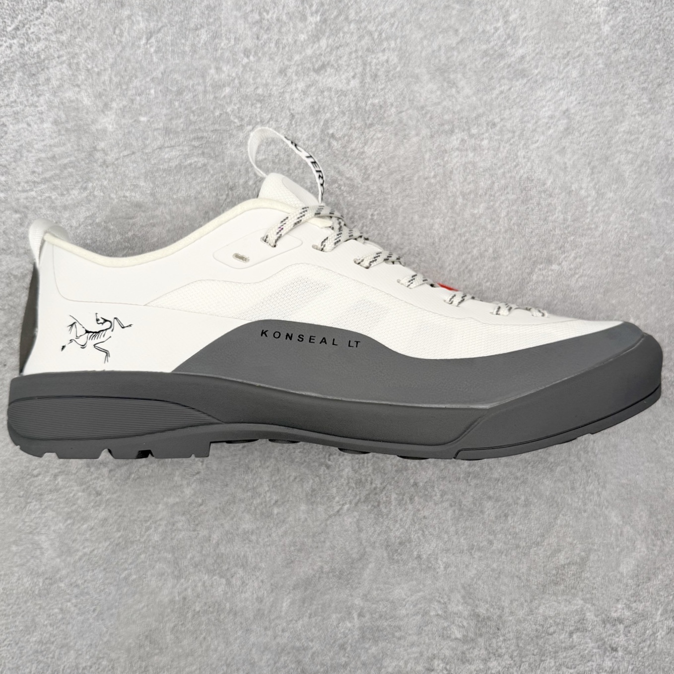 #K版 Arcteryx Konseal Lt 始祖鸟舒适百搭防滑耐磨低帮登山鞋 Arcteryx中文名始祖鸟 加拿大户外服饰品牌 1989年创立于加拿大温哥华 始祖鸟来自加拿大海岸山脉 植根高山的专业户外品牌 始终秉承对精湛设计和工艺孜孜以求的准则 从1989年创立至今 Arcteryx始终不断在产品设计与做工上不惜工本 以满足始祖鸟的标准 品质、设计以及精简的理念造就了其良好的性能 并能满足严苛环境下的使用需求 编码:Kby3936000