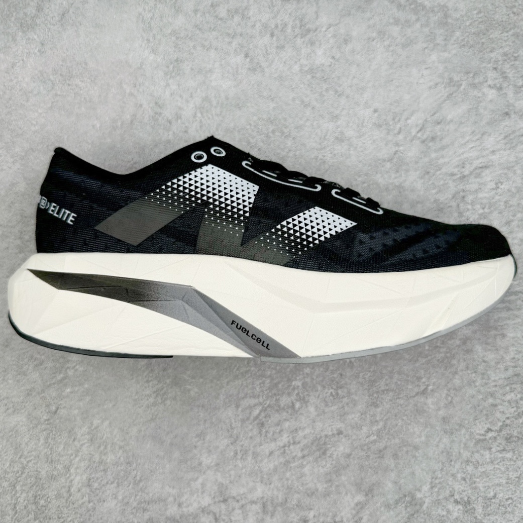 NEW BALANCE Rebel FuelCell Rebel V4 SuperComp Elite 精英版内置碳板 舒适时尚织物减震耐磨低帮马拉松轻量化跑步鞋 NB新百伦于 2019 年夏天首次发布了 Rebel 在制鞋业仍在向强调能量回报的弹力泡沫转变的时候 Rebel 确实是一个叛逆者 快进到 2024 年 Rebel v4 承诺通过重新配制的中底化合物和更高的堆叠高度提供更轻、更有弹性的跑步体验 就像New Balance SC Elite v4一样 Rebel v4 提供了完全重新设计的中底化合物 最新的混合物将 New Balance 专有的 FuelCell 泡沫(TPU 和 EVA 的混合物)与 PEBA 泡沫相结合 带来更弹跳的跑步体验 PEBA是一种超轻 高性能的泡沫 通常出现在镀碳超级鞋中 New Balance Rebel v4、ASICS Novablast 4和Brooks Hyperion Max都是精力充沛的无电镀运动鞋 在速度锻炼和快节奏中大放异彩 这三款鞋都依靠它们的中底泡沫和轻微的摇杆形状来创造一种向前滚动的感觉 而且虽然这些鞋子在堆叠高度和重量方面各不相同 但它们提供了相似的软硬比例 有足够的流行力来加快步伐 编码:Wby2936010