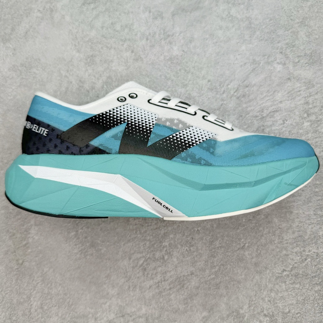 NEW BALANCE Rebel FuelCell Rebel V4 SuperComp Elite 精英版内置碳板 舒适时尚织物减震耐磨低帮马拉松轻量化跑步鞋 NB新百伦于 2019 年夏天首次发布了 Rebel 在制鞋业仍在向强调能量回报的弹力泡沫转变的时候 Rebel 确实是一个叛逆者 快进到 2024 年 Rebel v4 承诺通过重新配制的中底化合物和更高的堆叠高度提供更轻、更有弹性的跑步体验 就像New Balance SC Elite v4一样 Rebel v4 提供了完全重新设计的中底化合物 最新的混合物将 New Balance 专有的 FuelCell 泡沫(TPU 和 EVA 的混合物)与 PEBA 泡沫相结合 带来更弹跳的跑步体验 PEBA是一种超轻 高性能的泡沫 通常出现在镀碳超级鞋中 New Balance Rebel v4、ASICS Novablast 4和Brooks Hyperion Max都是精力充沛的无电镀运动鞋 在速度锻炼和快节奏中大放异彩 这三款鞋都依靠它们的中底泡沫和轻微的摇杆形状来创造一种向前滚动的感觉 而且虽然这些鞋子在堆叠高度和重量方面各不相同 但它们提供了相似的软硬比例 有足够的流行力来加快步伐 编码:Wby2936010