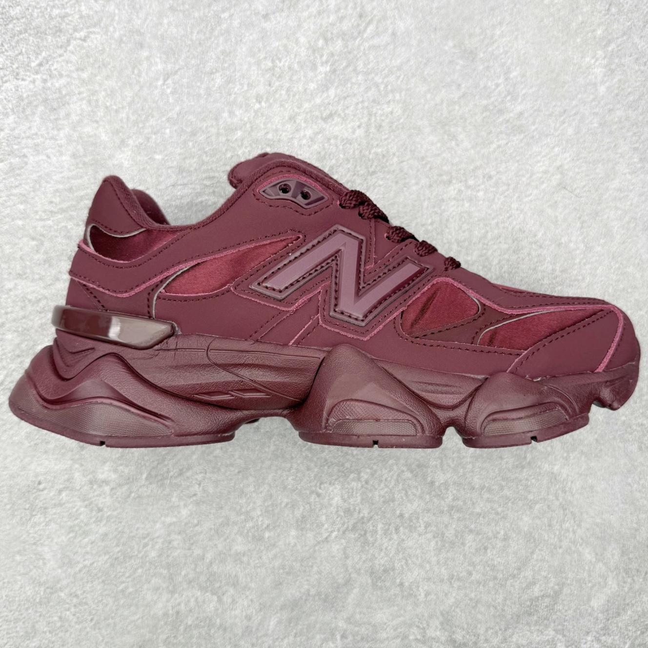 New Balance NB9060 复古运动鞋 新百伦又带来了新鞋型 并且是与芝加哥街头品牌 Joe Freshgoods 的联名款 鞋身主体采用了类似 990 系列的设计风格 与传统复古慢跑鞋区别不大 最大的变化就是鞋底部分 在传统设计的中底外层 增加了多个分区的模块 圆润的线条设计与我们熟悉的 New Balance 风格截然不同 但与同样充满弧形线条的鞋面搭配 看起来毫无违和感 编码:Fby2936060