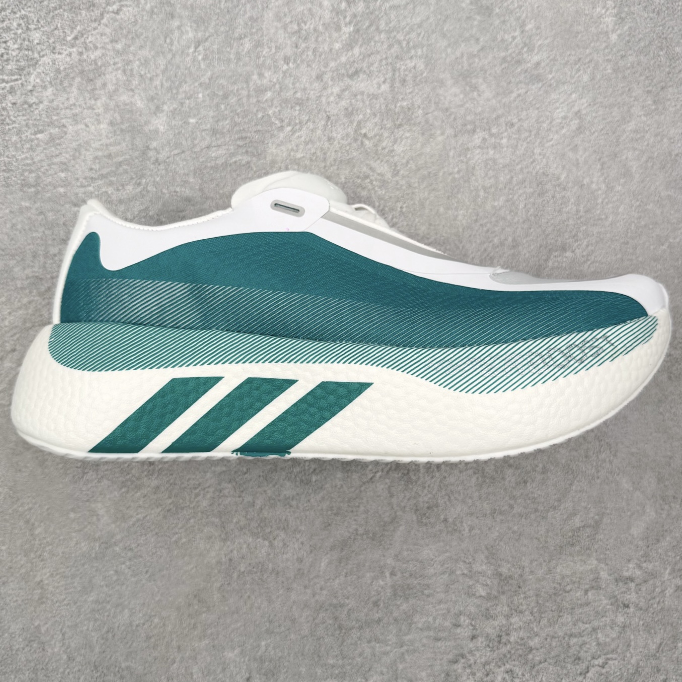 AD Hyperboost Edge 爆米花缓震舒适贴合跑步鞋 在 BOOST 之前冠以了 “HYPER/超” 的前缀，说明这双鞋的定位将更为专业。值得注意的是，这是品牌第一双没有加入碳板的超级训练鞋，“无板” 跑鞋也逐渐成为当下跑鞋市场的一个新热点。整双鞋不仅脚感轻巧，还具备出色的反馈效果，这主要得益于中底换上了全新的 HYPERBOOST Pro 泡棉材料。配合后跟处特别的垫片设计，在提供充沛减震的同时，也保证了跑者落地时的平稳。鞋身部分使用了 PRIMEWEAVE 编织材质，降低重量之余，触感也很柔软，贴合度同样在线。鞋底部分则是全掌 LIGHTTRAXION 橡胶，虽然厚度较薄，但日常的抓地表现十分可靠。尺码：36 37 38 39 40 41 42 43 44 45-选品中心