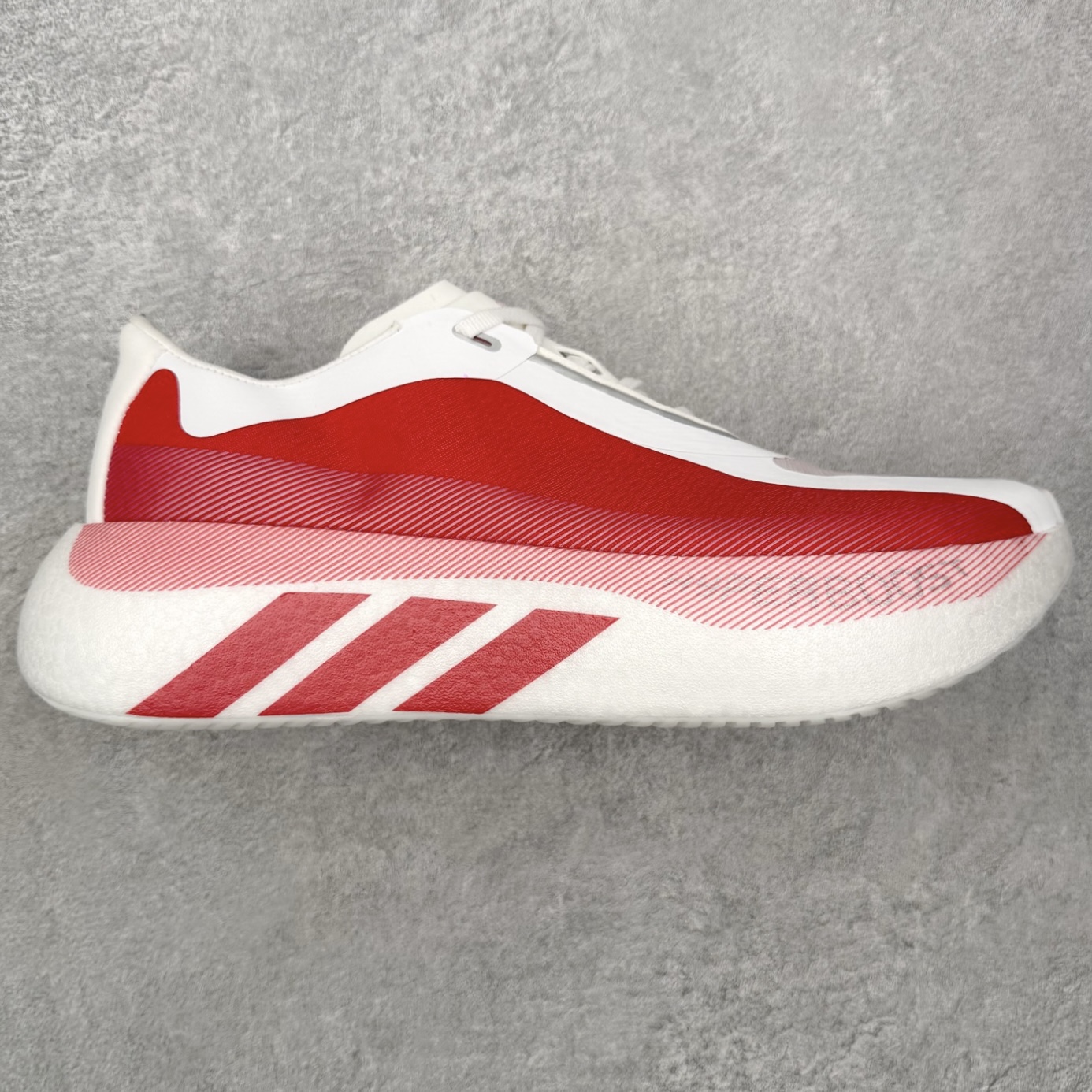 AD Hyperboost Edge 爆米花缓震舒适贴合跑步鞋 在 BOOST 之前冠以了 “HYPER/超” 的前缀，说明这双鞋的定位将更为专业。值得注意的是，这是品牌第一双没有加入碳板的超级训练鞋，“无板” 跑鞋也逐渐成为当下跑鞋市场的一个新热点。整双鞋不仅脚感轻巧，还具备出色的反馈效果，这主要得益于中底换上了全新的 HYPERBOOST Pro 泡棉材料。配合后跟处特别的垫片设计，在提供充沛减震的同时，也保证了跑者落地时的平稳。鞋身部分使用了 PRIMEWEAVE 编织材质，降低重量之余，触感也很柔软，贴合度同样在线。鞋底部分则是全掌 LIGHTTRAXION 橡胶，虽然厚度较薄，但日常的抓地表现十分可靠。尺码：36 37 38 39 40 41 42 43 44 45-选品中心