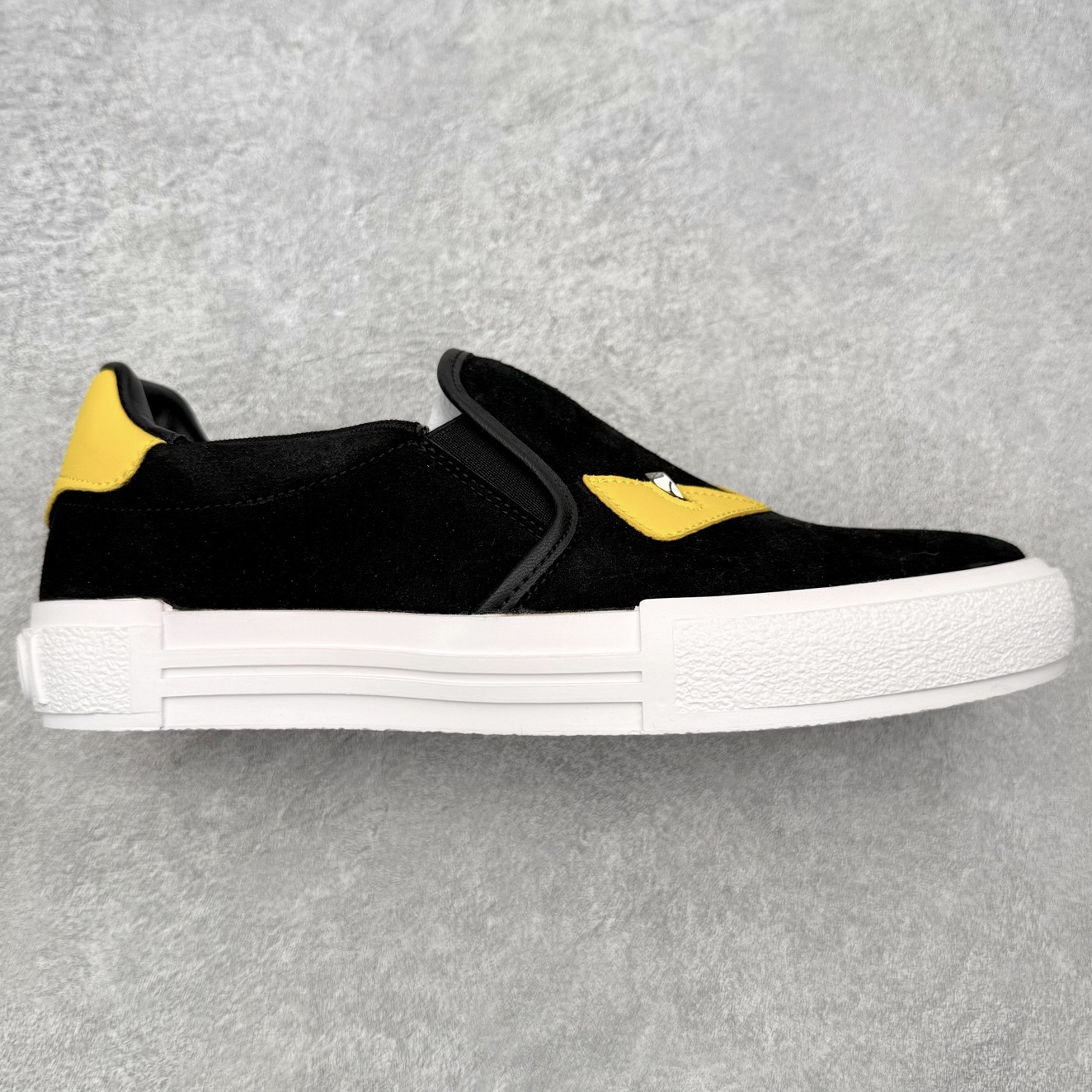 ＃CX FENDI芬迪小怪兽麂皮时尚运动休闲鞋 Fendi运动鞋设计精致，强烈且紧跟潮流。这款经典的系带