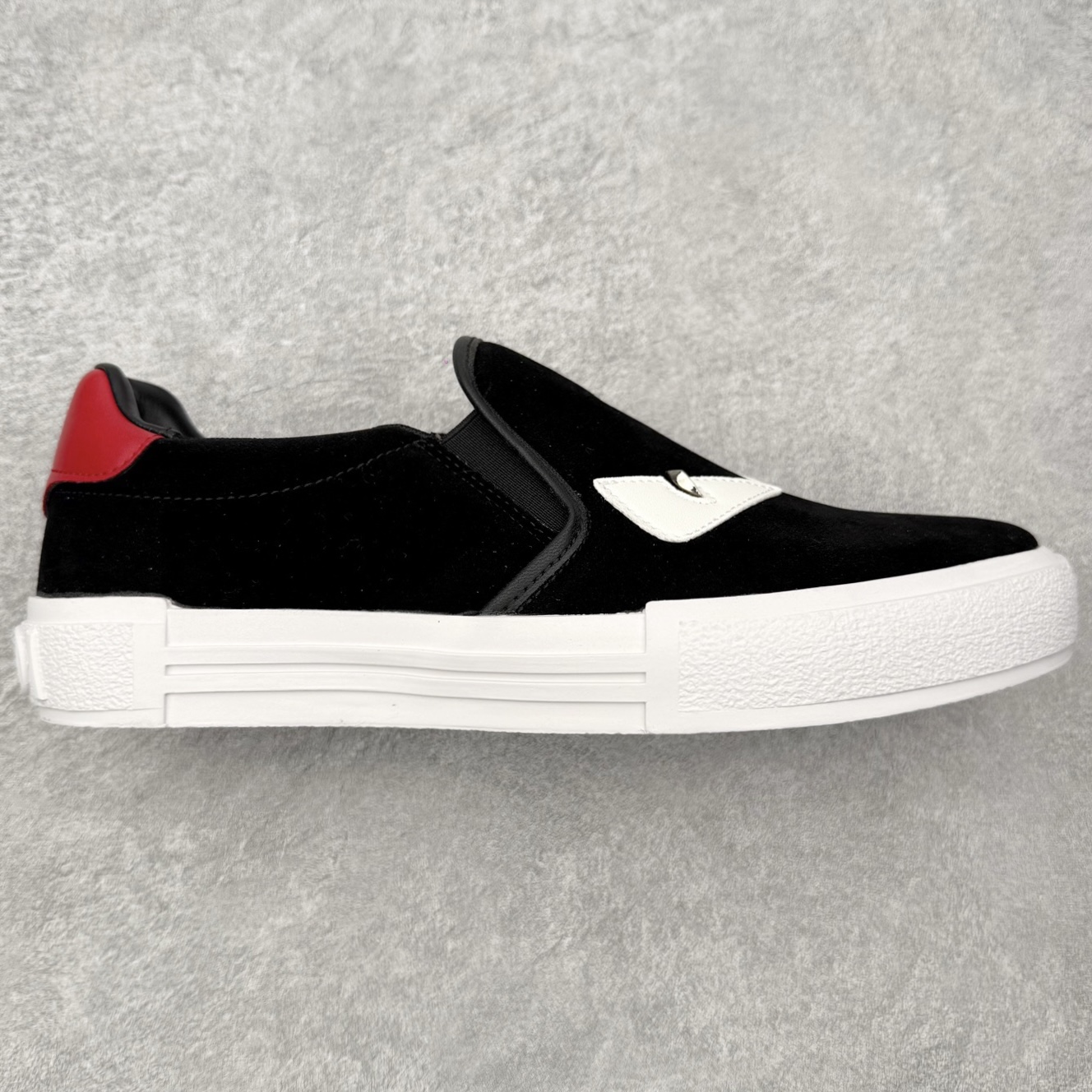 ＃CX FENDI芬迪小怪兽麂皮时尚运动休闲鞋 Fendi运动鞋设计精致，强烈且紧跟潮流。这款经典的系带