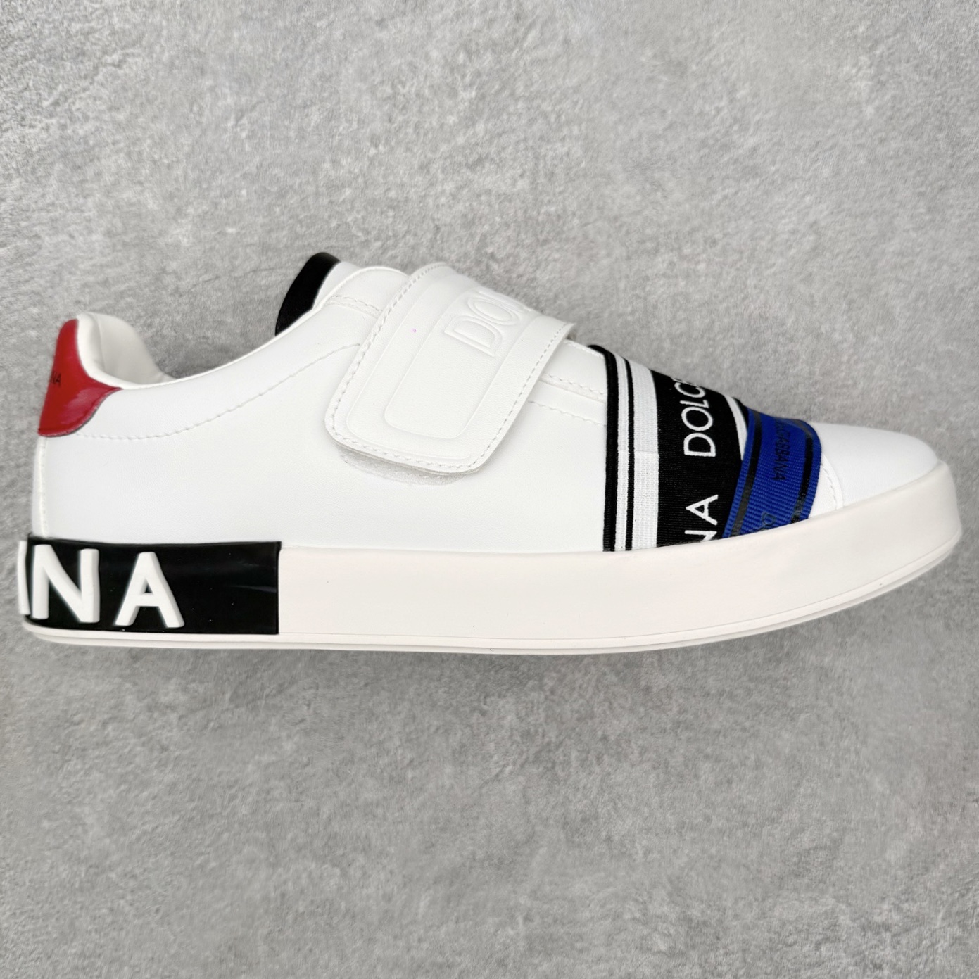 ＃CX DG杜嘉班纳 Portofino 小牛皮平底系带低帮板鞋 1985年，出生于意大利的设计师 Do