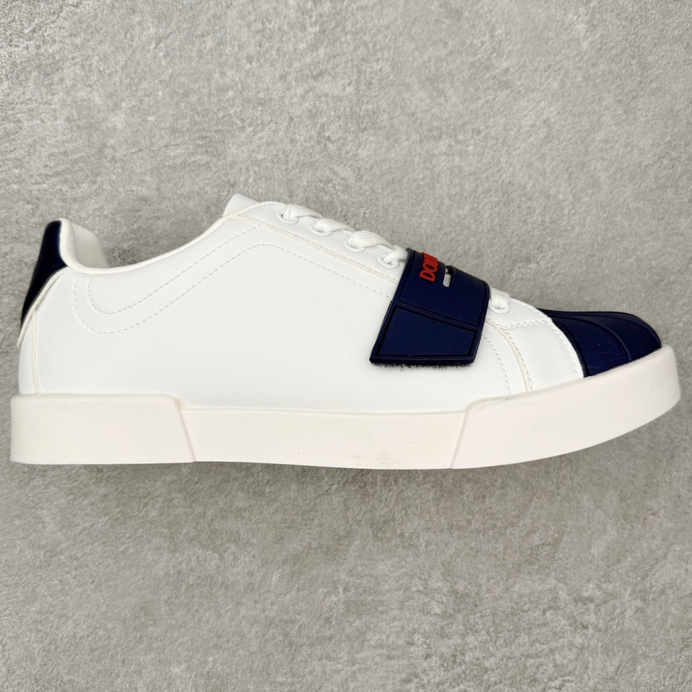 ＃CX DG杜嘉班纳 Portofino 小牛皮平底系带低帮板鞋 1985年，出生于意大利的设计师 Do