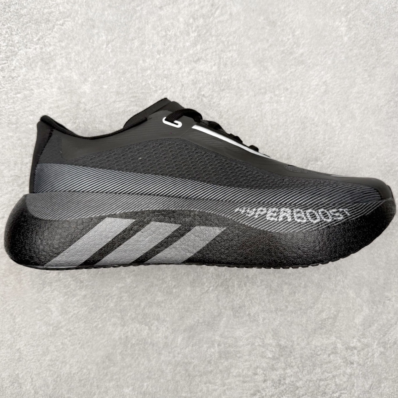 AD Hyperboost Edge 爆米花缓震舒适贴合跑步鞋 在 BOOST 之前冠以了 “HYPER