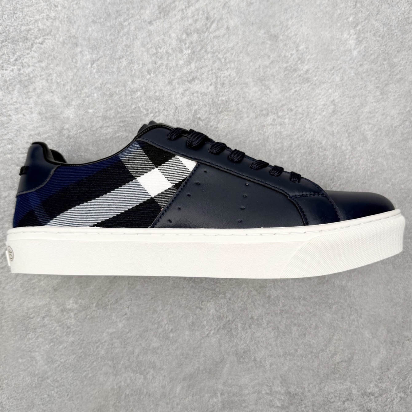 ＃CX Burberry博柏利巴宝莉皮革格纹系带低帮时尚板鞋 选用优质材料，精细制作。经典设计，展现优雅