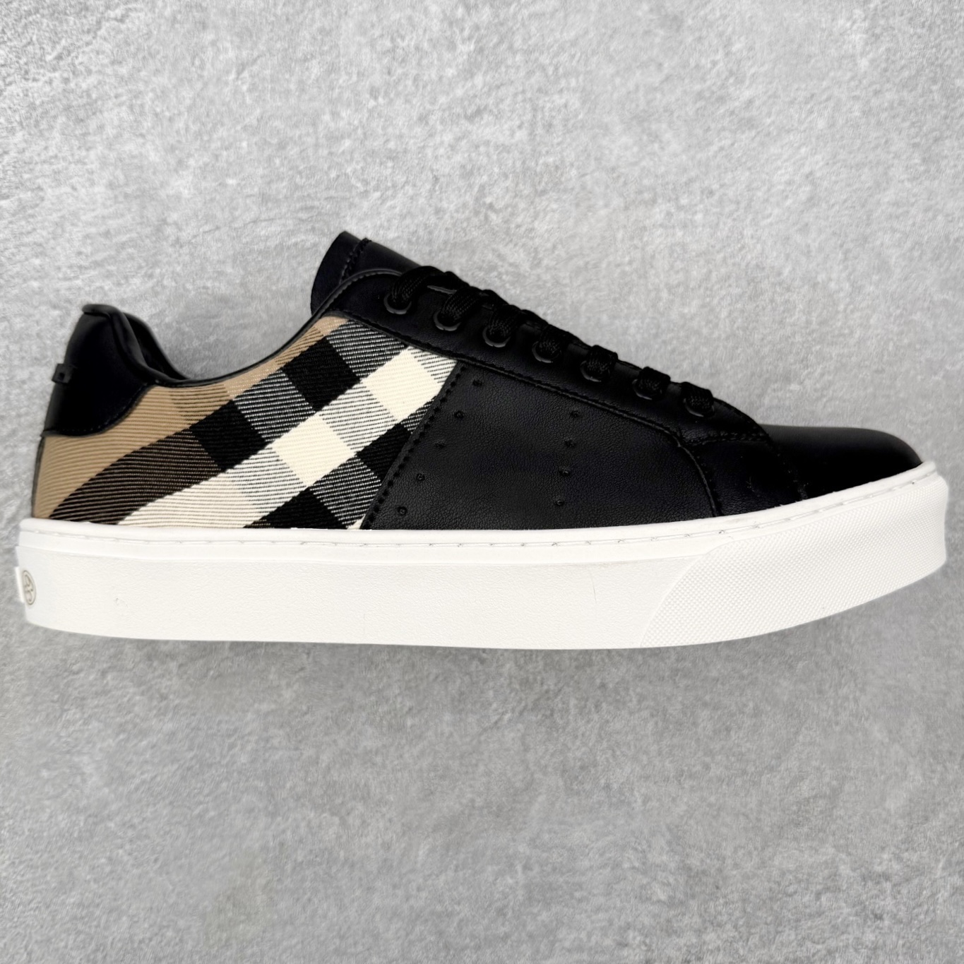 ＃CX Burberry博柏利巴宝莉皮革格纹系带低帮时尚板鞋 选用优质材料，精细制作。经典设计，展现优雅