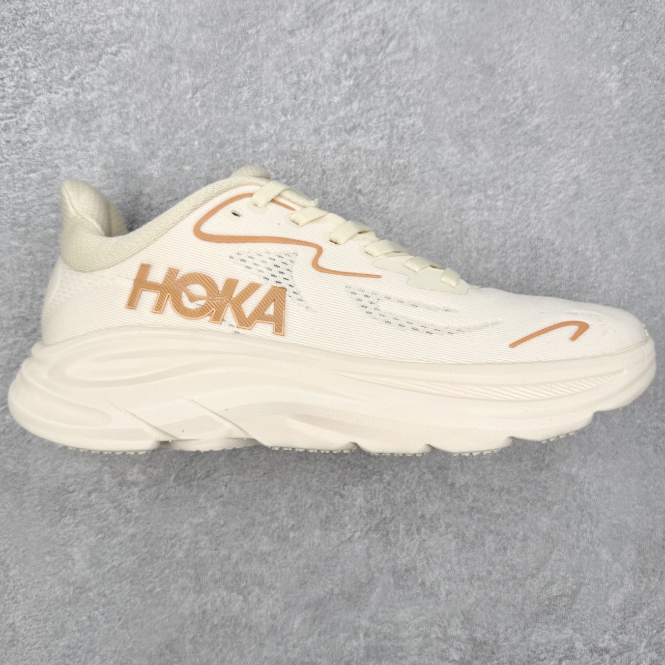 图片[5]-＃HK纯原 HOKA ONE ONE Clifton 克里夫顿10代专业性能减震公路跑步鞋 轻盈透气的针织网面和纱线的使用让鞋面更挺拔 增强鞋面的强度和支撑性能 搭配柔软的鞋舌 让双脚在舒适包裹中跑的更加畅快 全新泡棉中底 柔软的同时增强回弹性能 为不同跑者提供更平稳流畅的脚感 带来全面的缓冲保护 根据人体工程学设计的延长拉襟 后跟处弹软的海绵填充舒适固定 避免掉跟和摩擦 相比上一代光滑的内衬 Clifton 的内衬增强了摩擦力 避免双脚在鞋内滑动 尺码：36 36.5 37.5 38 38.5 39 40 40.5 41 42 42.5 43 44 44.5 45-选品中心