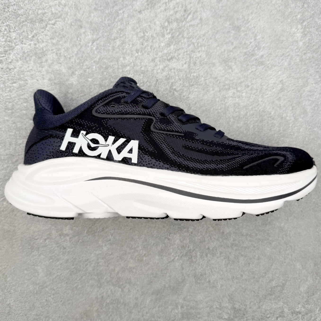 图片[6]-＃HK纯原 HOKA ONE ONE Clifton 克里夫顿10代专业性能减震公路跑步鞋 轻盈透气的针织网面和纱线的使用让鞋面更挺拔 增强鞋面的强度和支撑性能 搭配柔软的鞋舌 让双脚在舒适包裹中跑的更加畅快 全新泡棉中底 柔软的同时增强回弹性能 为不同跑者提供更平稳流畅的脚感 带来全面的缓冲保护 根据人体工程学设计的延长拉襟 后跟处弹软的海绵填充舒适固定 避免掉跟和摩擦 相比上一代光滑的内衬 Clifton 的内衬增强了摩擦力 避免双脚在鞋内滑动 尺码：36 36.5 37.5 38 38.5 39 40 40.5 41 42 42.5 43 44 44.5 45-选品中心