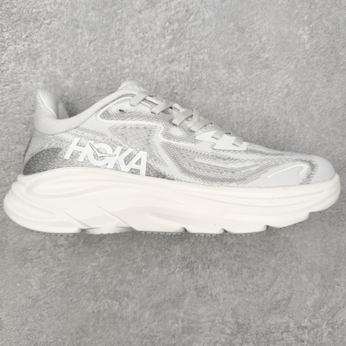 图片[7]-＃HK纯原 HOKA ONE ONE Clifton 克里夫顿10代专业性能减震公路跑步鞋 轻盈透气的针织网面和纱线的使用让鞋面更挺拔 增强鞋面的强度和支撑性能 搭配柔软的鞋舌 让双脚在舒适包裹中跑的更加畅快 全新泡棉中底 柔软的同时增强回弹性能 为不同跑者提供更平稳流畅的脚感 带来全面的缓冲保护 根据人体工程学设计的延长拉襟 后跟处弹软的海绵填充舒适固定 避免掉跟和摩擦 相比上一代光滑的内衬 Clifton 的内衬增强了摩擦力 避免双脚在鞋内滑动 尺码：36 36.5 37.5 38 38.5 39 40 40.5 41 42 42.5 43 44 44.5 45-选品中心