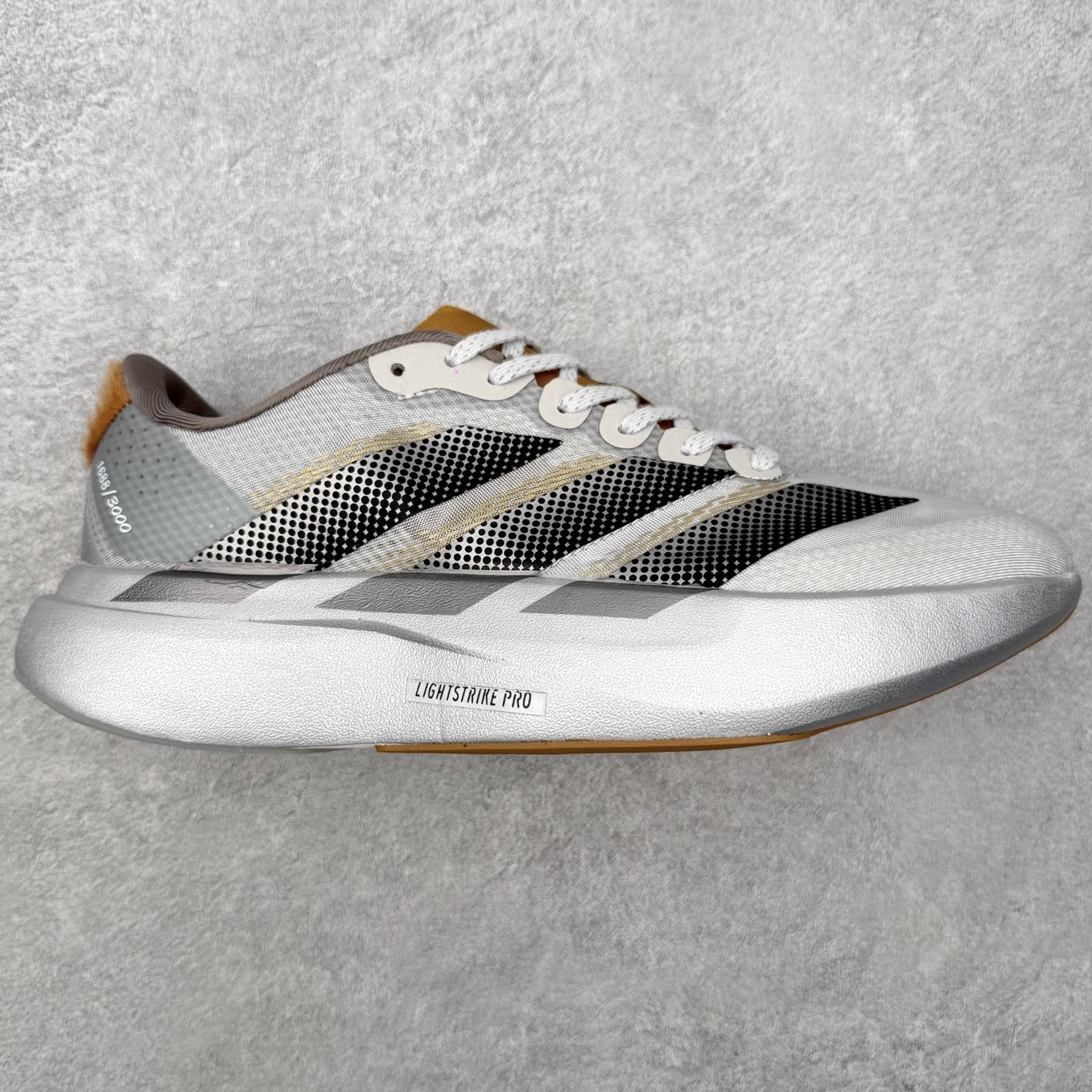 AD Adizero EVO SL M 马拉松竞速专业跑鞋 CELERMESH针织网面非常轻薄 纤维间的缝隙很大 可以保证跑步时的透气、排汗效果 鞋舌直接与两侧的内衬和鞋底连接在一起 在跑步过程中不会被鞋舌的左右移动所困扰 在标准鞋带孔的基础上再拓宽一组鞋带孔 适合不同脚型的需求 突破性 EnergyRods 技术，有助于跑者实现更好的成绩 中底独特的LIGHTSTRIKE PRO泡棉材质 微弹感觉在跑步过程中给予了良好的支撑体验 对于顶级精英和高水平进阶跑者来说 ADIOS PRO是一双值得信赖的竞速比赛用鞋 尺码：36 36.5 37.5 38 38.5 39 40 40.5 41 42 42.5 43 44 44.5 45-选品中心