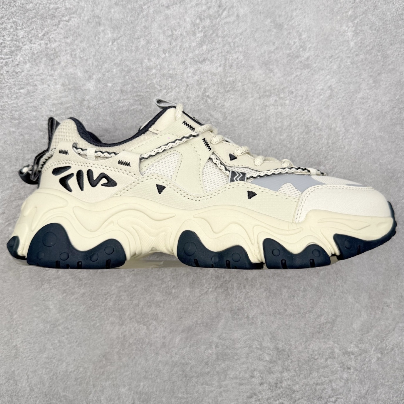 ＃DT FILA FLUID 5 斐乐猫爪五代百搭低帮复古老爹风潮流休闲运动慢跑鞋 自老爹鞋开始流行于街头 FILA 陆续带回了一些老鞋 同时推出了诸多新鞋型 此番 FILA 为旗下 Ravagement 新增几款配色 将丰富的色彩组合起来 并搭配上繁复的鞋面结构 重新演绎了这双山系老爹鞋 尺码：35 36 36.5 37.5 38 38.5 39 40 40.5 41 42 42.5 43 44 44.5 45-选品中心