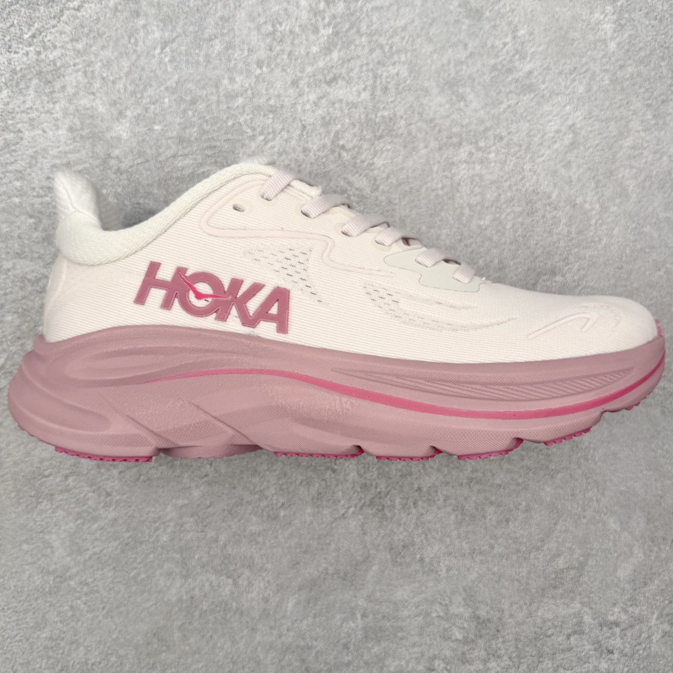 ＃HK纯原 HOKA ONE ONE Clifton 克里夫顿10代专业性能减震公路跑步鞋 轻盈透气的针织网面和纱线的使用让鞋面更挺拔 增强鞋面的强度和支撑性能 搭配柔软的鞋舌 让双脚在舒适包裹中跑的更加畅快 全新泡棉中底 柔软的同时增强回弹性能 为不同跑者提供更平稳流畅的脚感 带来全面的缓冲保护 根据人体工程学设计的延长拉襟 后跟处弹软的海绵填充舒适固定 避免掉跟和摩擦 相比上一代光滑的内衬 Clifton 的内衬增强了摩擦力 避免双脚在鞋内滑动 尺码：36 36.5 37.5 38 38.5 39 40 40.5 41 42 42.5 43 44 44.5 45-选品中心