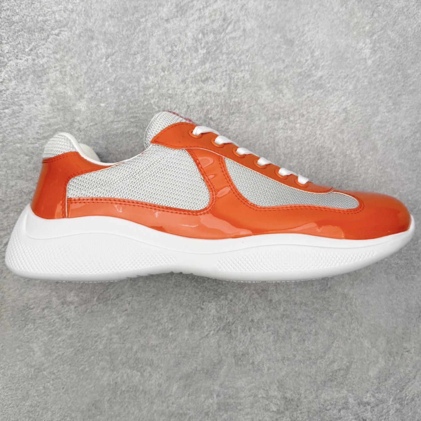 Prada America's Cup 普拉达 运动鞋经过重新设计 全新面料和颜色为它注入新的当代精神 