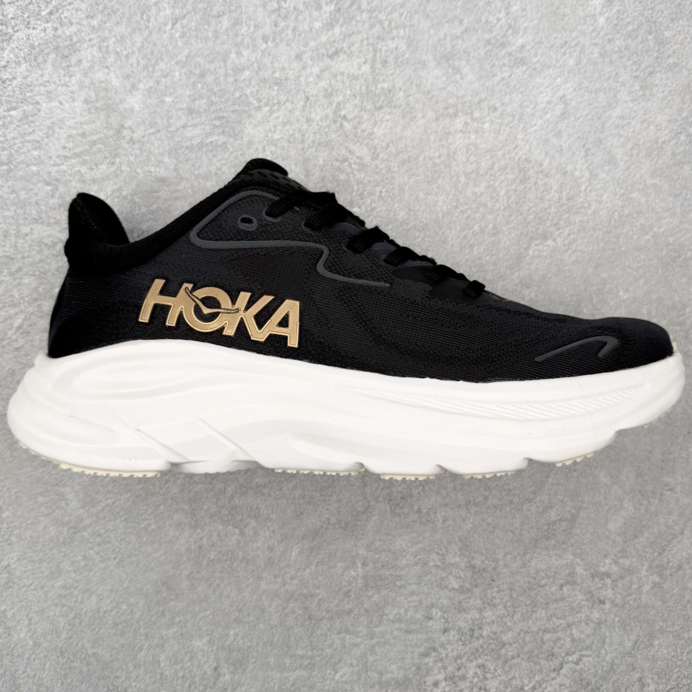 ＃HK纯原 HOKA ONE ONE Clifton 克里夫顿10代专业性能减震公路跑步鞋 轻盈透气的针织网面和纱线的使用让鞋面更挺拔 增强鞋面的强度和支撑性能 搭配柔软的鞋舌 让双脚在舒适包裹中跑的更加畅快 全新泡棉中底 柔软的同时增强回弹性能 为不同跑者提供更平稳流畅的脚感 带来全面的缓冲保护 根据人体工程学设计的延长拉襟 后跟处弹软的海绵填充舒适固定 避免掉跟和摩擦 相比上一代光滑的内衬 Clifton 的内衬增强了摩擦力 避免双脚在鞋内滑动 尺码：36 36.5 37.5 38 38.5 39 40 40.5 41 42 42.5 43 44 44.5 45-选品中心