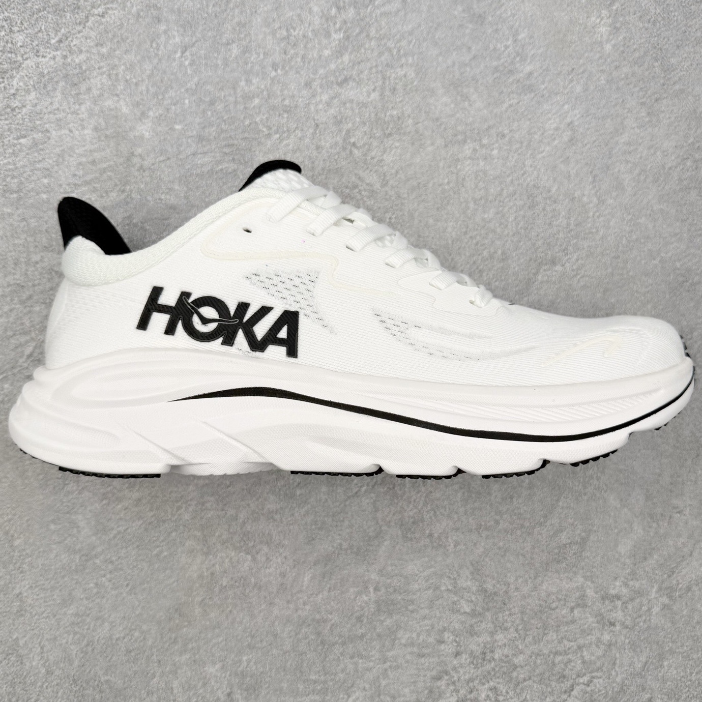 图片[9]-＃HK纯原 HOKA ONE ONE Clifton 克里夫顿10代专业性能减震公路跑步鞋 轻盈透气的针织网面和纱线的使用让鞋面更挺拔 增强鞋面的强度和支撑性能 搭配柔软的鞋舌 让双脚在舒适包裹中跑的更加畅快 全新泡棉中底 柔软的同时增强回弹性能 为不同跑者提供更平稳流畅的脚感 带来全面的缓冲保护 根据人体工程学设计的延长拉襟 后跟处弹软的海绵填充舒适固定 避免掉跟和摩擦 相比上一代光滑的内衬 Clifton 的内衬增强了摩擦力 避免双脚在鞋内滑动 尺码：36 36.5 37.5 38 38.5 39 40 40.5 41 42 42.5 43 44 44.5 45-选品中心