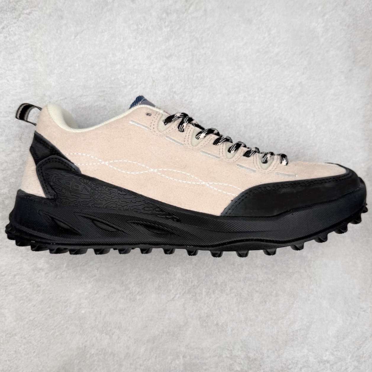＃XN纯原 Keen Jasper Zionic 皮革绒面复古拼色系带登山徒步鞋 这双鞋不仅传承了KEEN自2003年创立以来对户外功能性的执着追求，更通过巧妙的设计焕新，让山系美学无缝融入日常穿搭场景。鞋身采用磨砂绒面革材质，线条简洁利落，呈现出低调却极具质感的视觉层次。其轻量化结构与灵活抓地底纹设计，确保了在城市通勤与近郊徒步间切换时的轻便快捷性能，完美呼应现代生活对敏捷与舒适的双重需求。鞋面巧妙融入3M反光元素，在夜间或低光环境下增添安全性与科技氛围；更搭载Eco Anti-odor天然抗菌技术，通过环保方式抑制异味，保持鞋内清新，适合长时间穿着。Jasper ZIONIC通过多款时尚配色，将户外机能与都市美学融为一体，在经典户外基因之上，轻松驾驭各种穿搭风格。尺码：35.5 36 37 37.5 38 38.5 39 39.5 40 40.5 41 42 42.5 43 44-选品中心