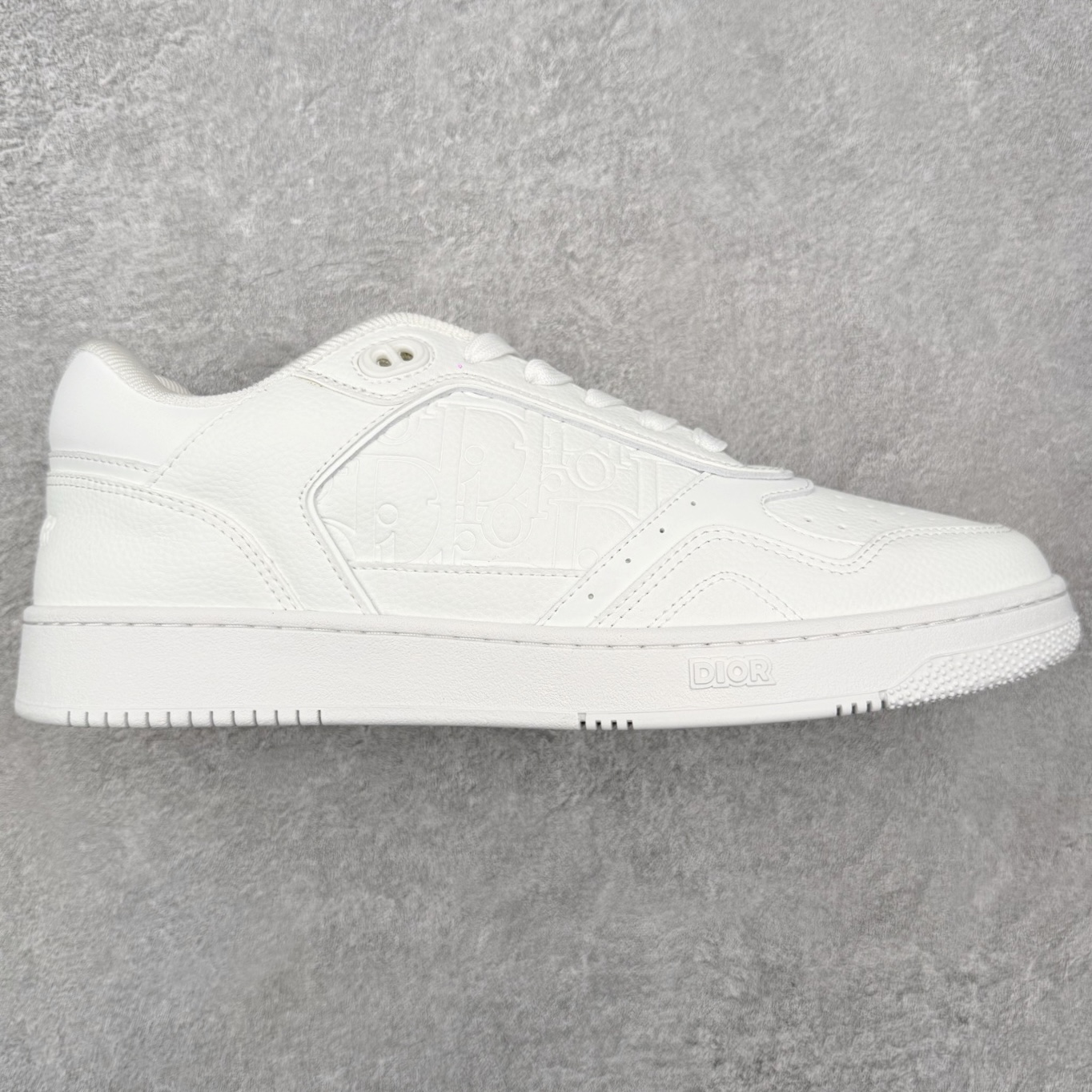 ＃CX DIOR 迪奥 B27 低帮经典奢侈品休闲运动板鞋 全码套现 长期补货中 东莞大厂生产 品质货真价实 代购级别 市面顶级版本 Oblique印花电秀 长时售卖 退换率超低这款B27运动鞋是DIOR的经典单品 和迪奥光滑牛皮革精心制作，侧面饰以米色和黑色提花Oblique印花镶边（激光冲孔）搭配CD lcon孔眼，双色橡胶鞋底，鞋舌和后跟处均饰以标志性细节，更显精致，时尚百搭，可为各种造型增光添彩 蓝色 奶油白色和迪奥灰光滑牛皮革 米色和黑色提花面料oblique印花 鞋底和鞋眼饰以DIOR标志 系带开合搭配CD·lcon孔眼网眼织物里料 双色橡胶外底 侧面缝线拼接结构 含防尘袋和一对鞋带 全套意大利正品包装 尺码 35 36 37 38 39 40 41 42 43 44 45-选品中心