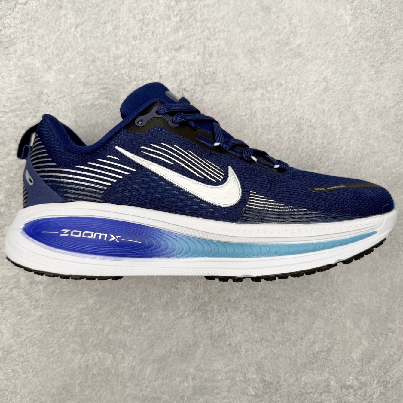 ＃福利特价‼️NK Air Zoom Vomero 18 轻便舒适公路跑步鞋 质感柔软 弹力充沛 助力一