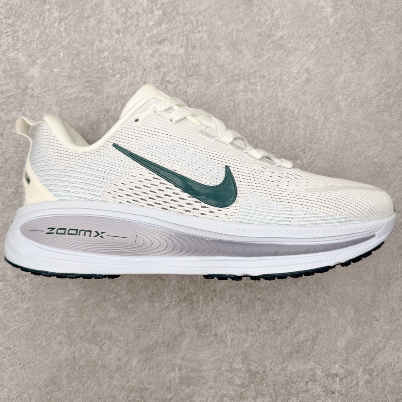 ＃福利特价‼️NK Air Zoom Vomero 18 轻便舒适公路跑步鞋 质感柔软 弹力充沛 助力一